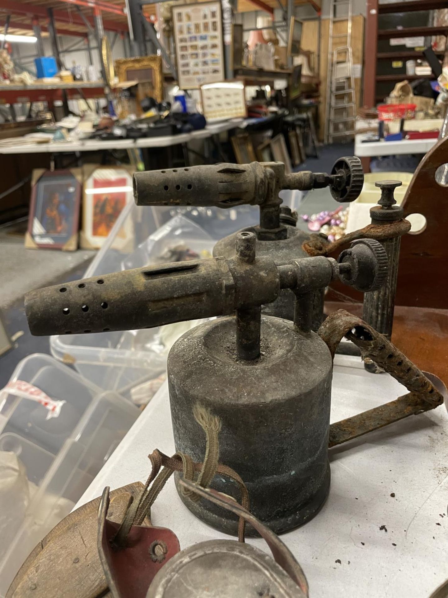 A MIXED VINTAGE LOT TO INCLUDE ROLLER SKATES, BLOW LAMPS, A TOY WOODEN GUN AND A MAHOGANY CORNER - Image 3 of 4