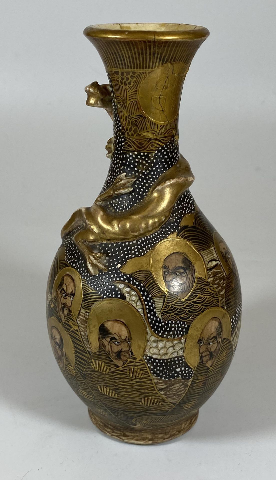 A JAPANESE MEIJI PERIOD (1868-1912) SATSUMA FIGURAL DESIGN VASE, HEIGHT 19CM