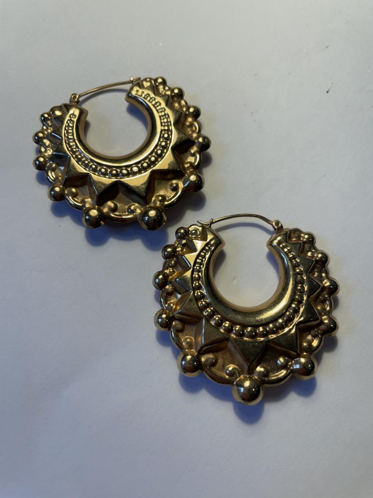 A PAIR OF 9 CARAT GOLD EARRINGS GROSS WEIGHT 6.4 GRAMS - Bild 2 aus 3