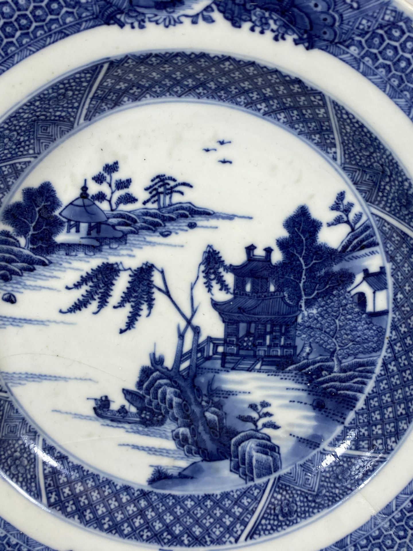 A 19TH CENTURY CHINESE BLUE AND WHITE PORCELAIN DISH, DIAMETER 22CM - Bild 2 aus 5