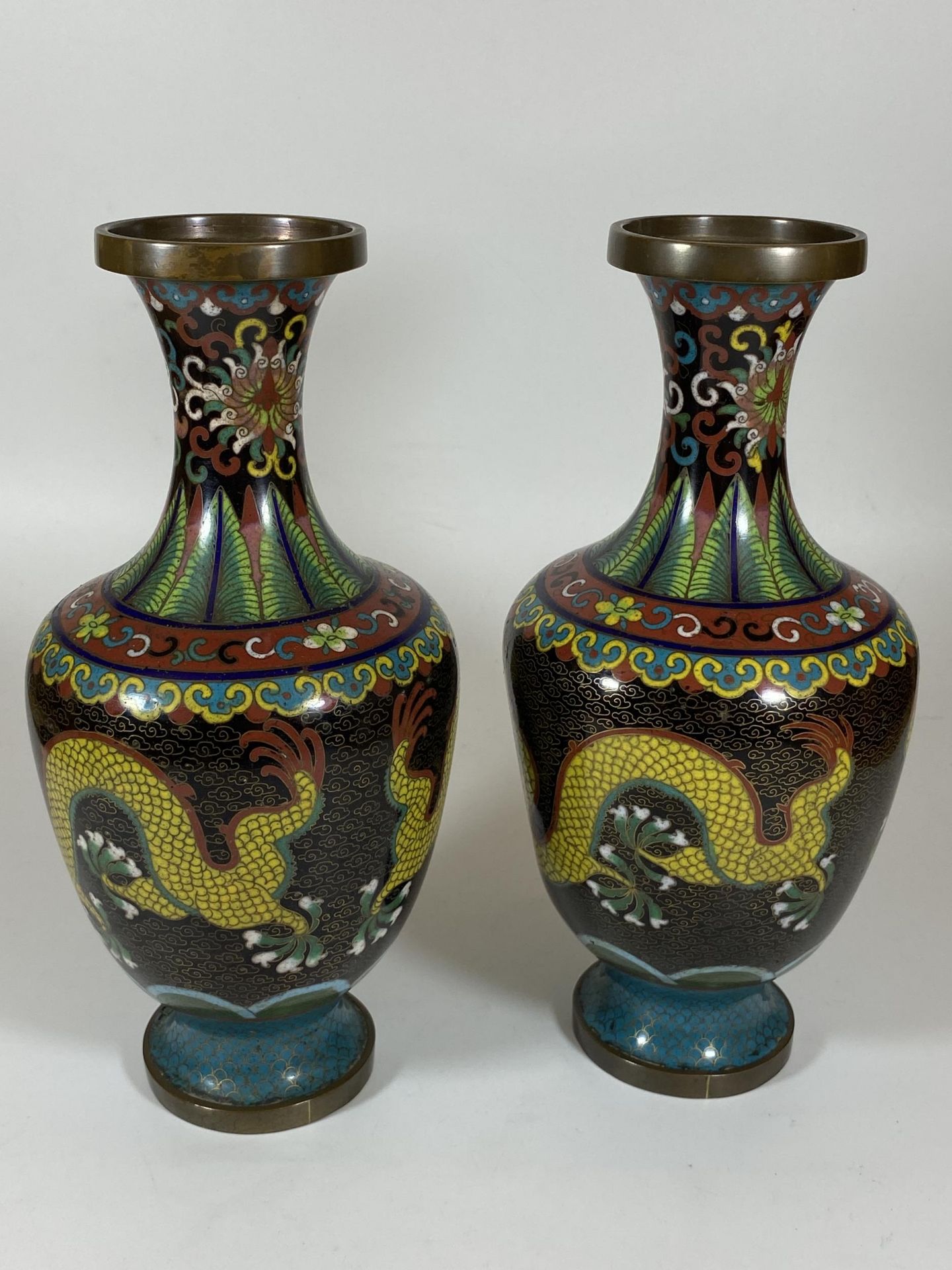 A PAIR OF ORIENTAL CLOISONNE DRAGON DESIGN VASES, HEIGHT 25CM - Image 3 of 5