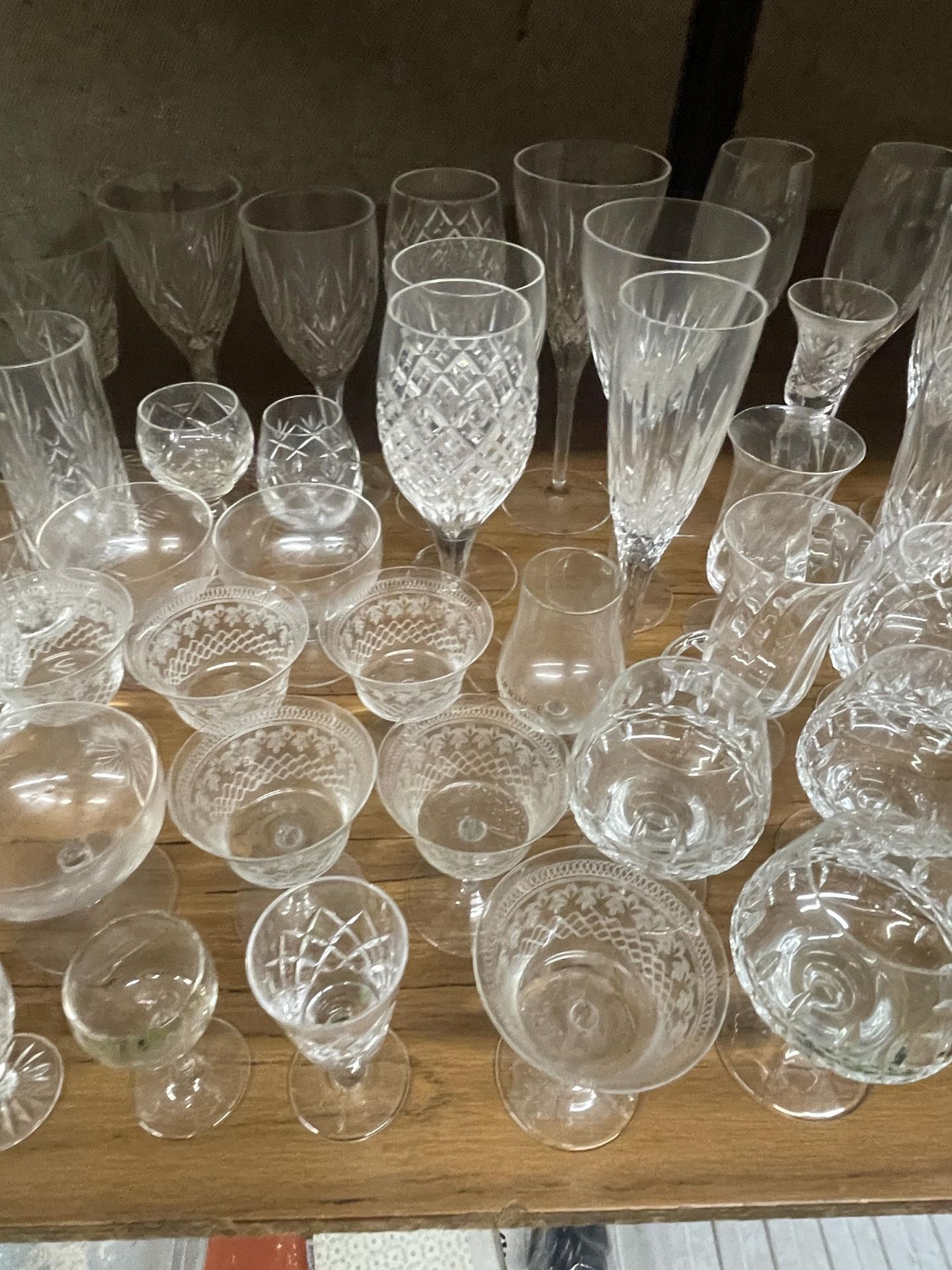 A LARGE COLLECTION OF CUT AND FURTHER GLASS DRINKING GLASSES - Image 3 of 5