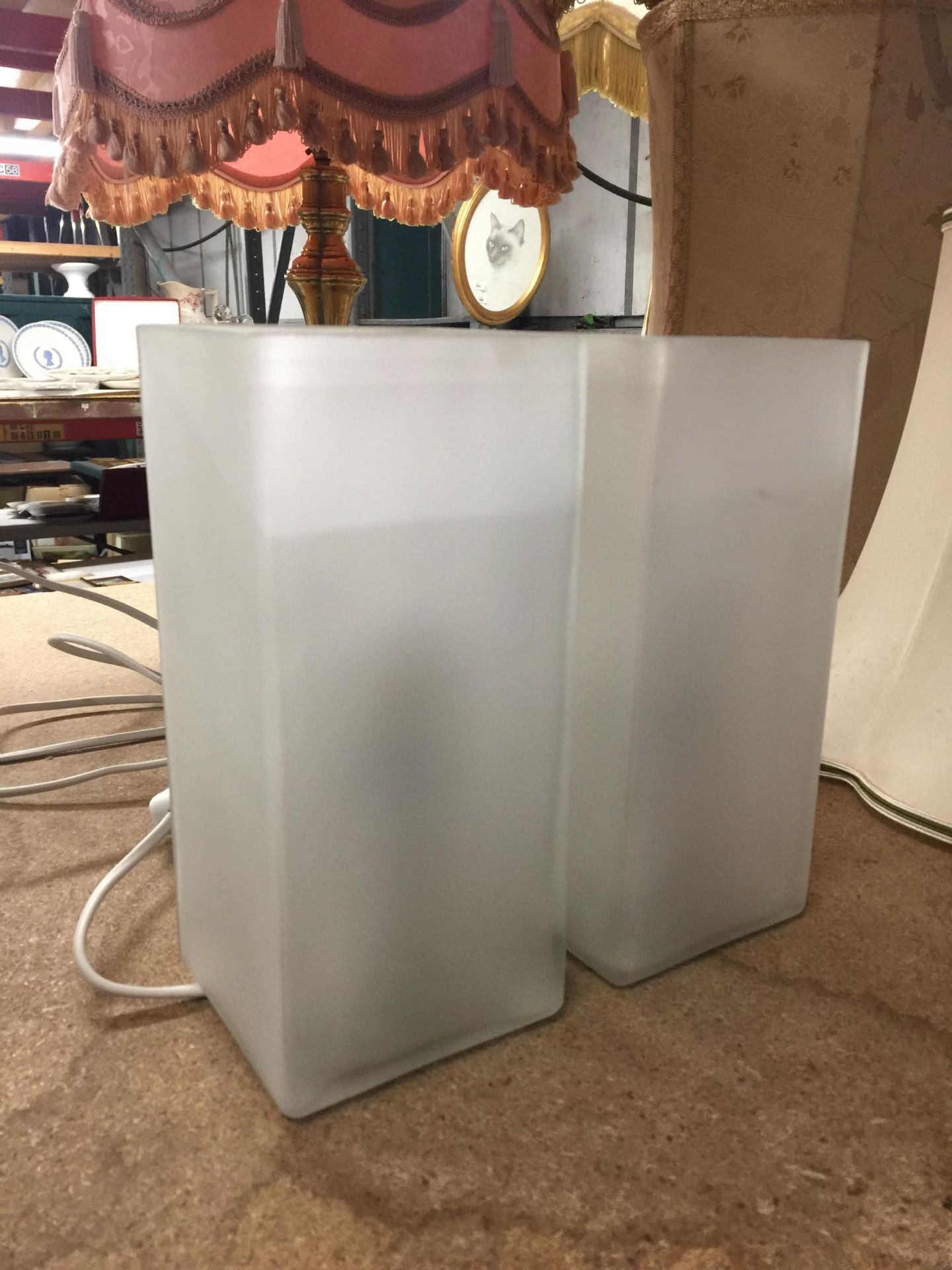 A PAIR OF FROSTED GLASS TABLE LAMPS - Image 3 of 3