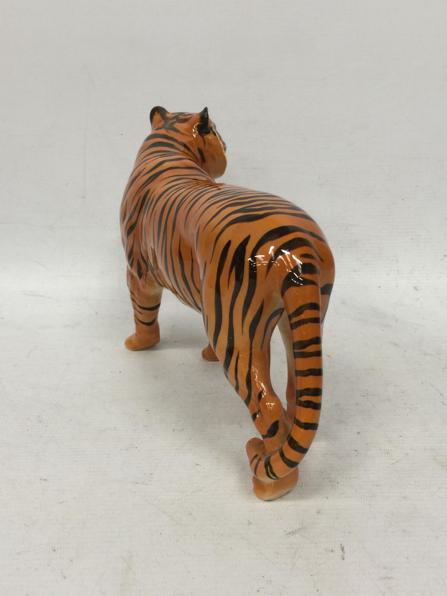 A BESWICK GLOSS BENGAL TIGER ANIMAL FIGURE - Image 4 of 5