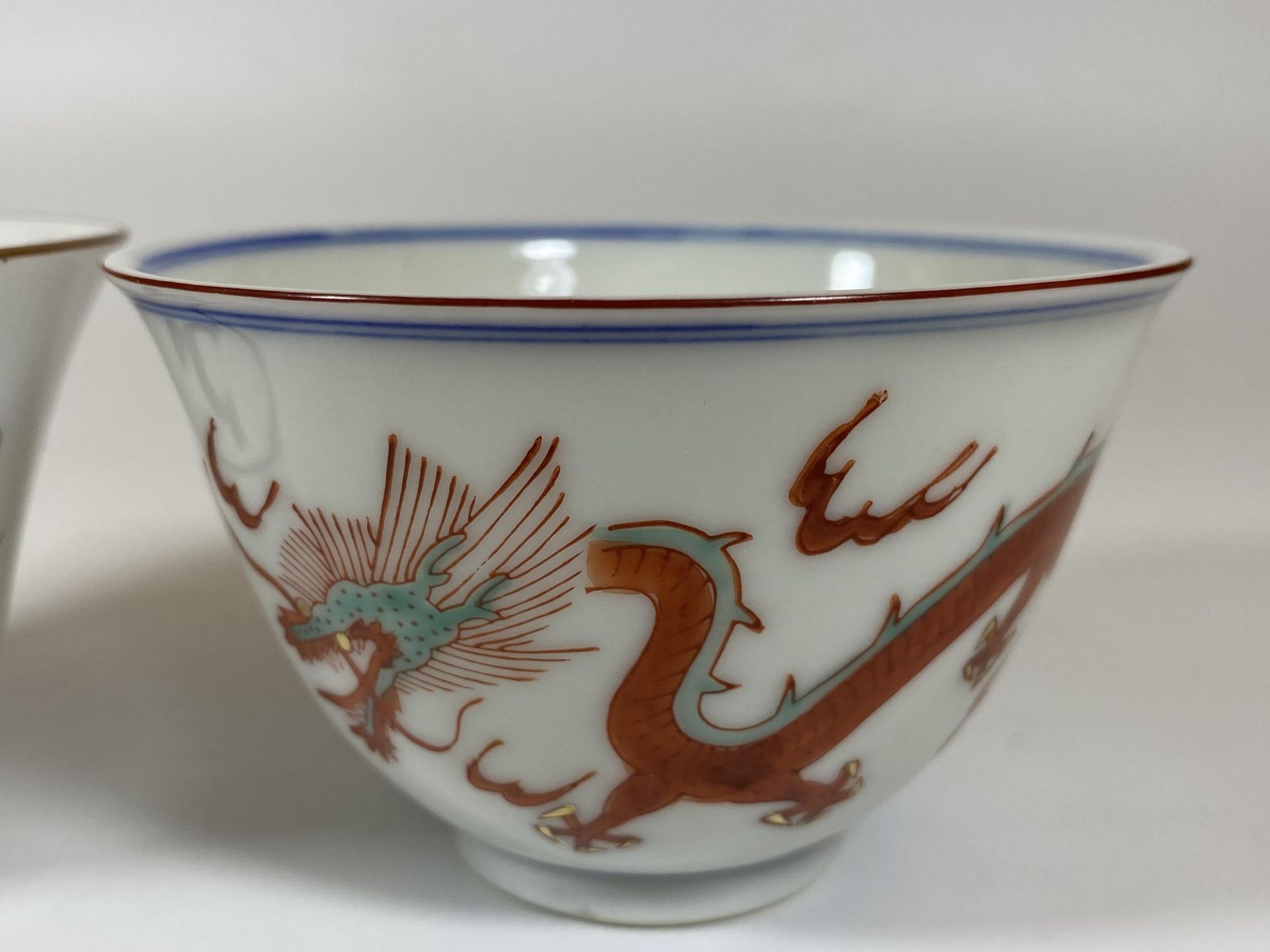 TWO MODERN CHINESE TEA BOWLS, ONE WITH DRAGON DESIGN, MARKED TO BASE, LARGEST DIAMETER 10CM - Image 2 of 5