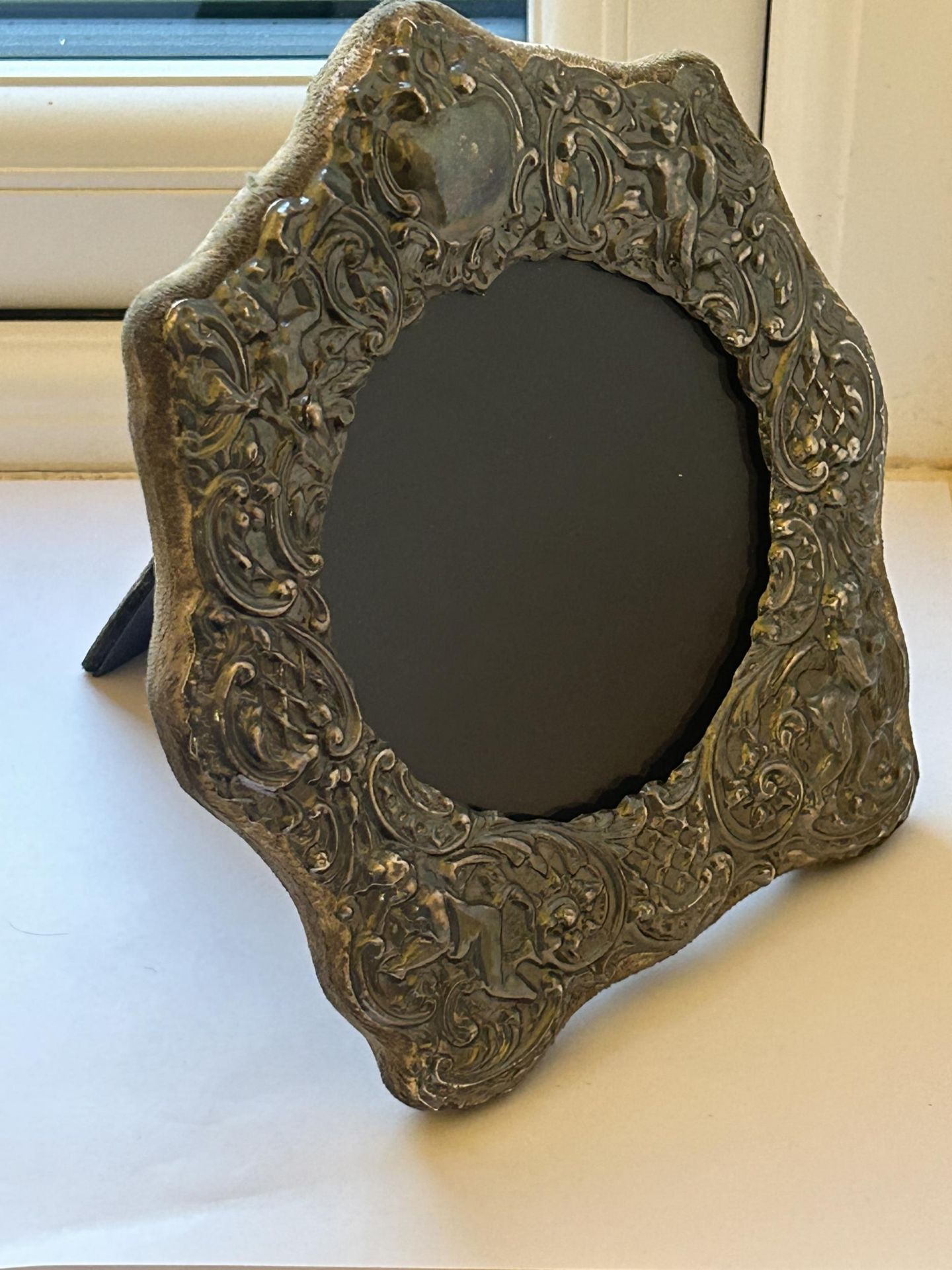 A VINTAGE HALLMARKED LONDON SILVER PHOTO FRAME WITH CHERUB DECORATION HEIGHT 18CM, WIDTH 17CM - Image 5 of 5
