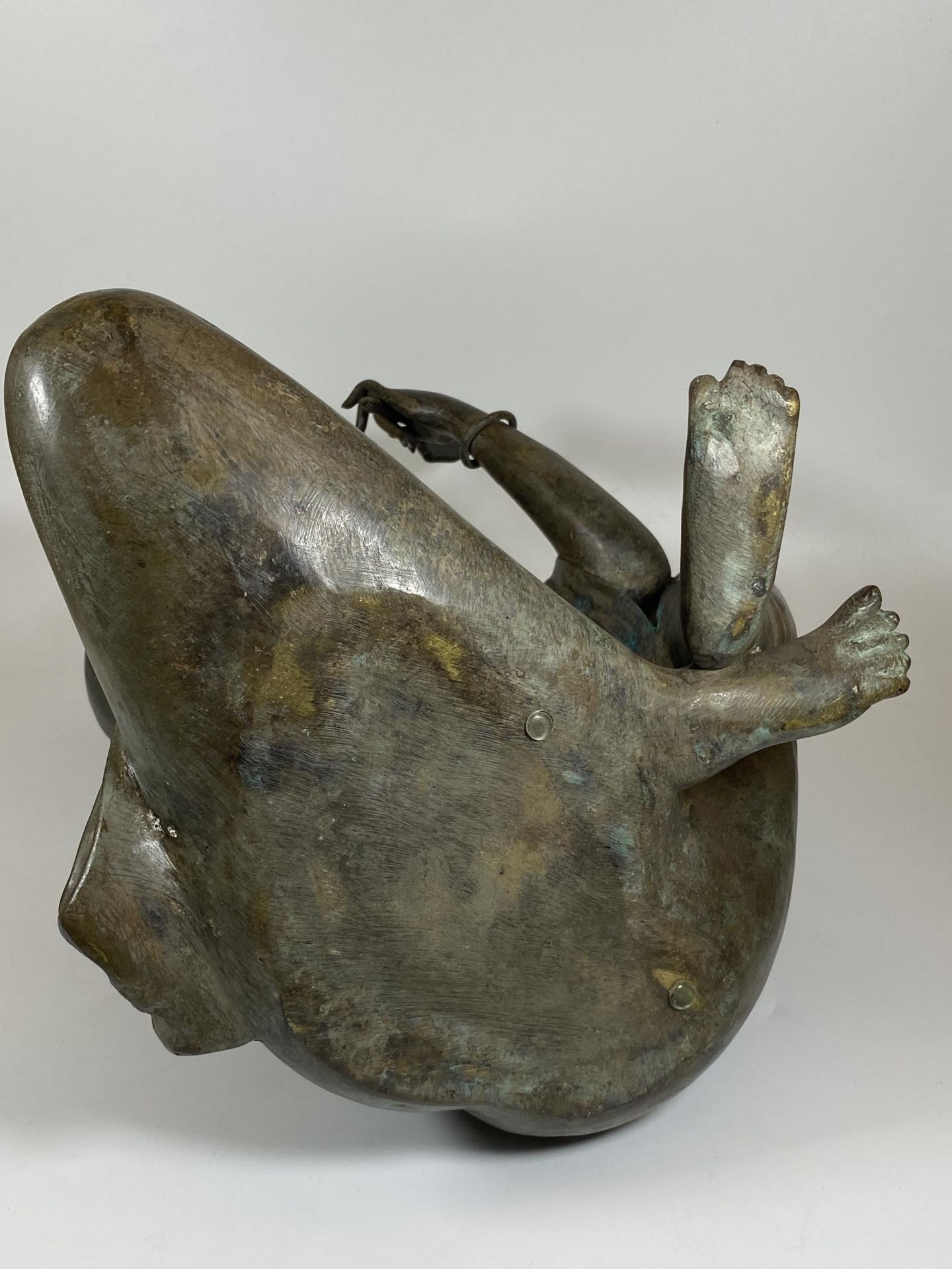 A LARGE HEAVY BRONZE MODEL OF A LADY HOLDING A MIRROR, HEIGHT 41CM - Image 9 of 9