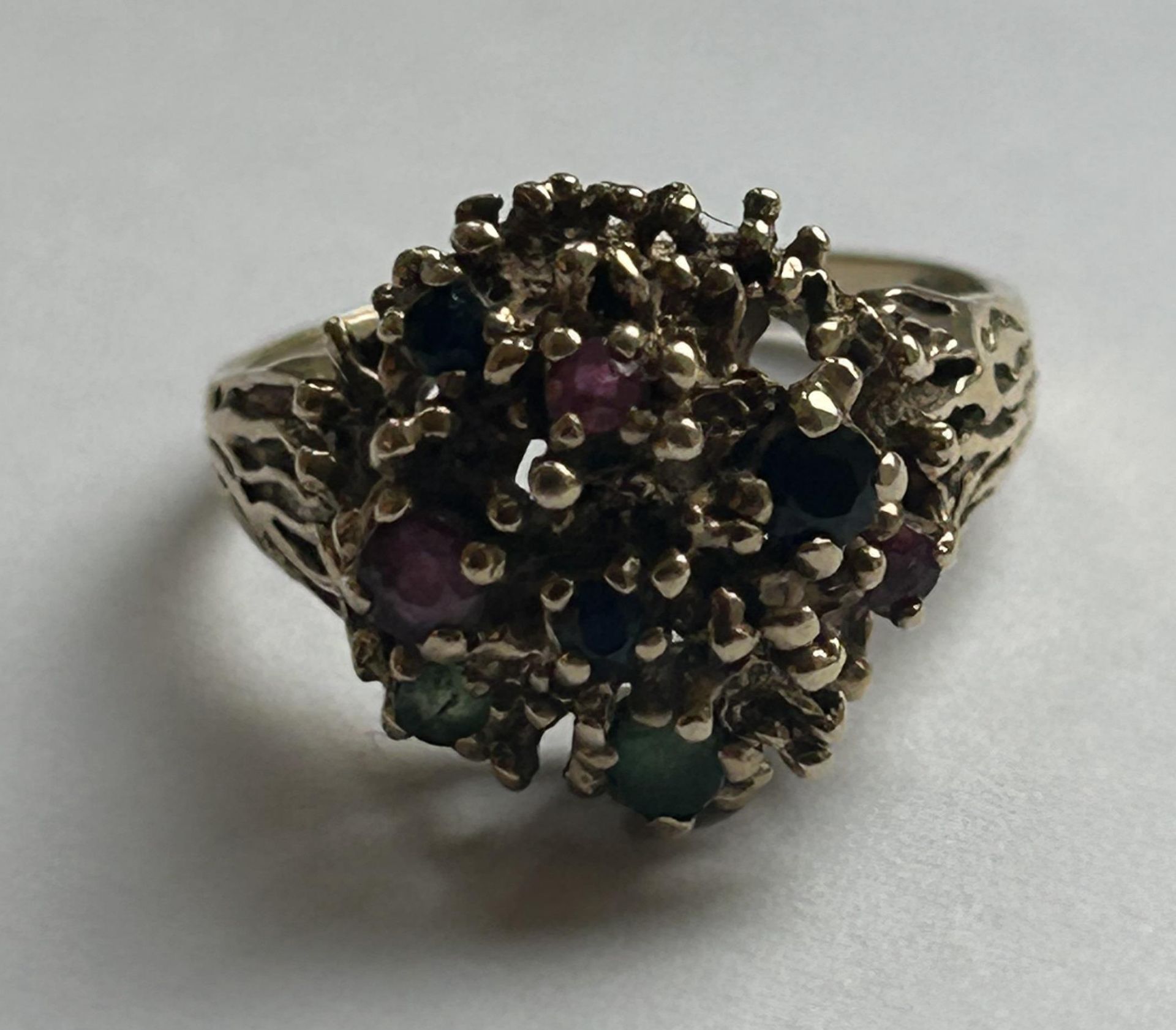 A VINTAGE 9CT YELLOW GOLD AND MULTI-STONE CLUSTER RING SIZE R, WEIGHT 4.83 GRAMS