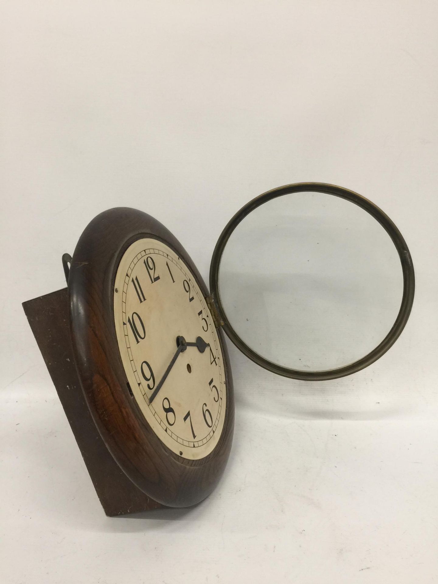 A VINTAGE CIRCULAR RAILWAY CHIMING CLOCK - Image 4 of 4