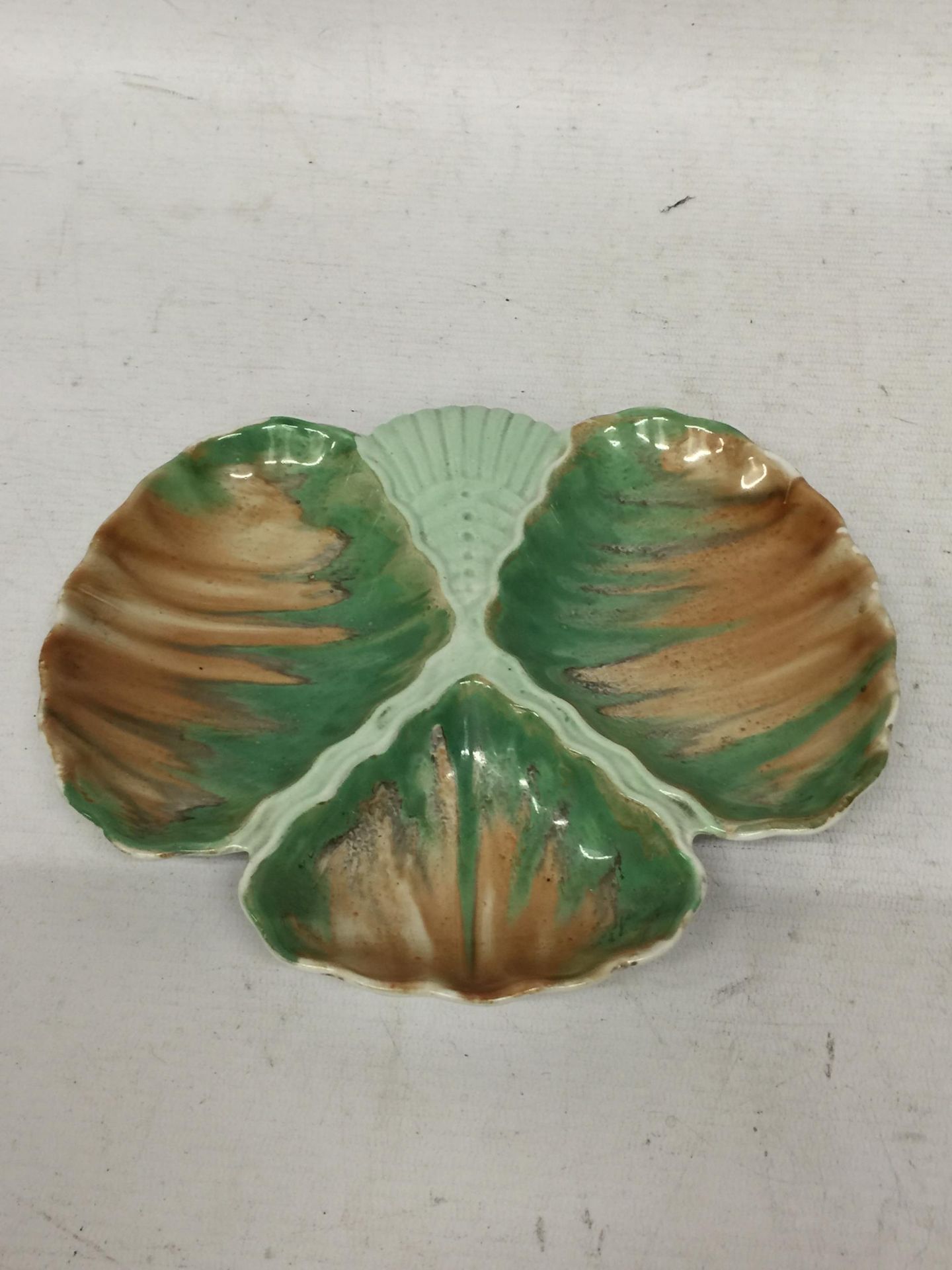 A VINTAGE SHELLEY OYSTER DISH