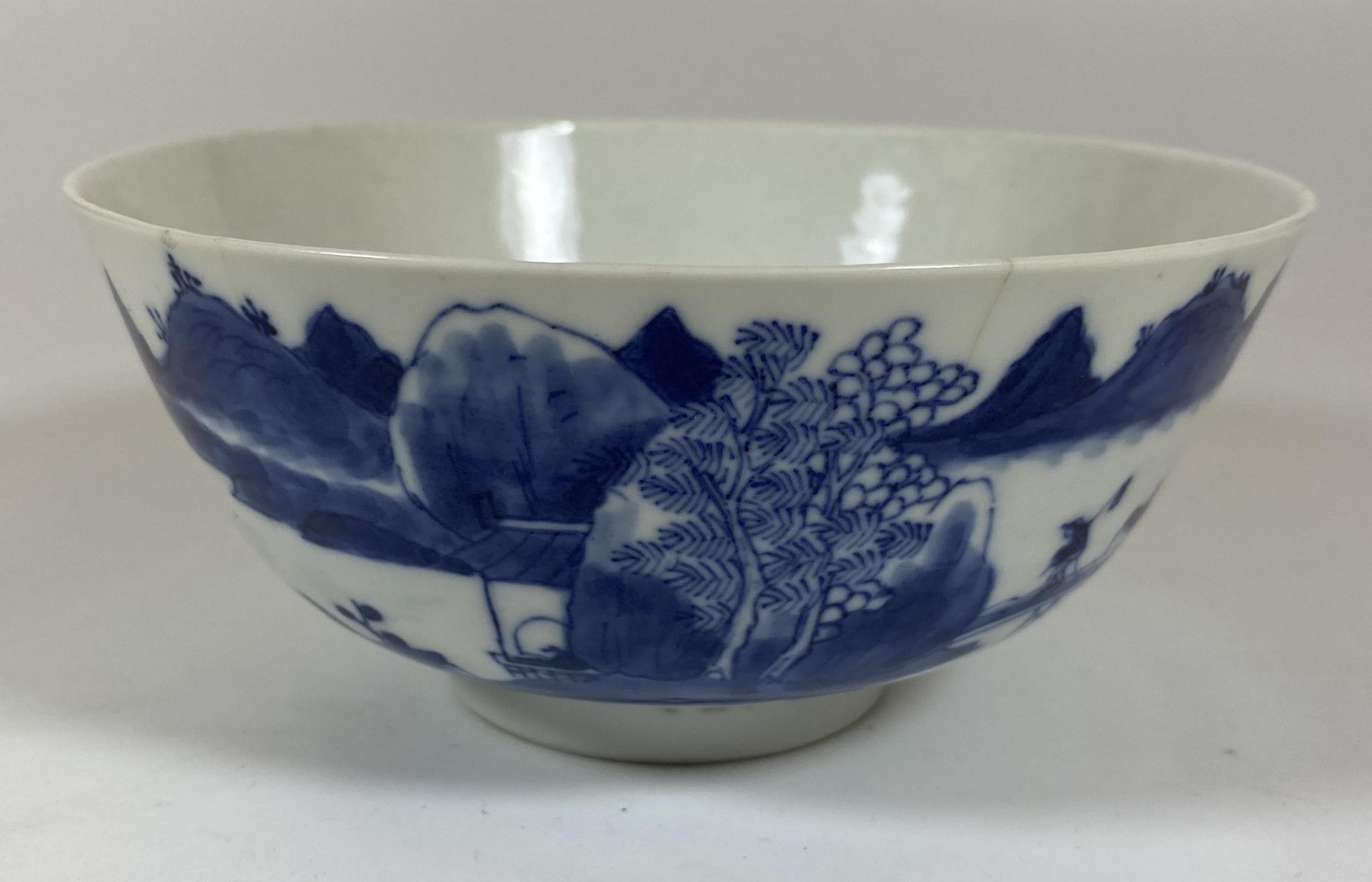 AN 18TH / 19TH CENTURY CHINESE BLUE AND WHITE PORCELAIN BOWL, FOUR CHARACTER MARK TO BASE,