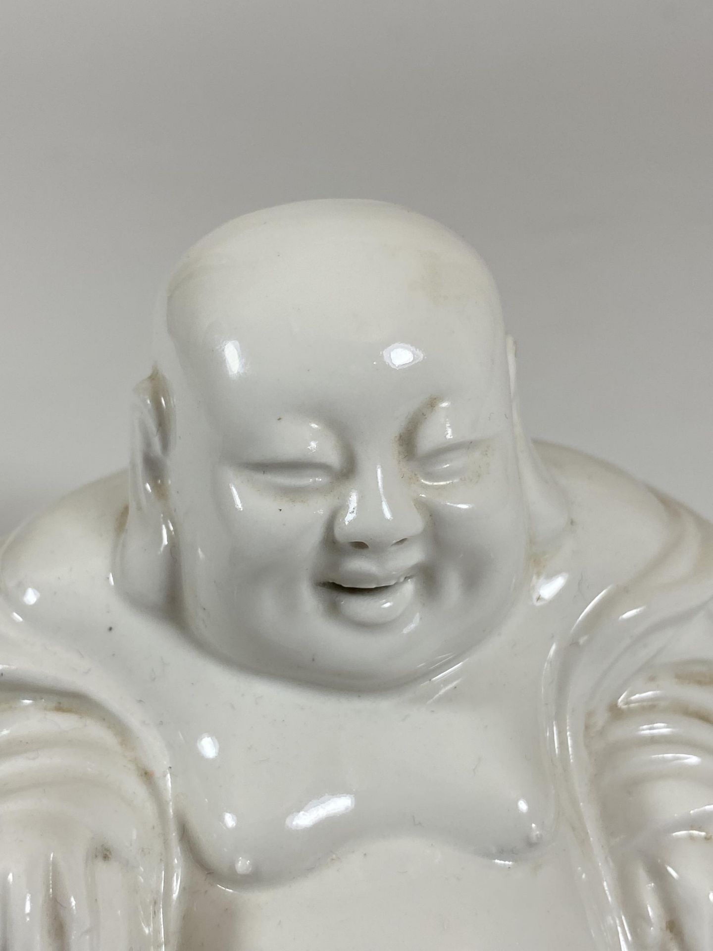 A CHINESE BLANC DE CHINE PORCELAIN MODEL OF A BUDDHA, HEIGHT 10CM - Image 2 of 5