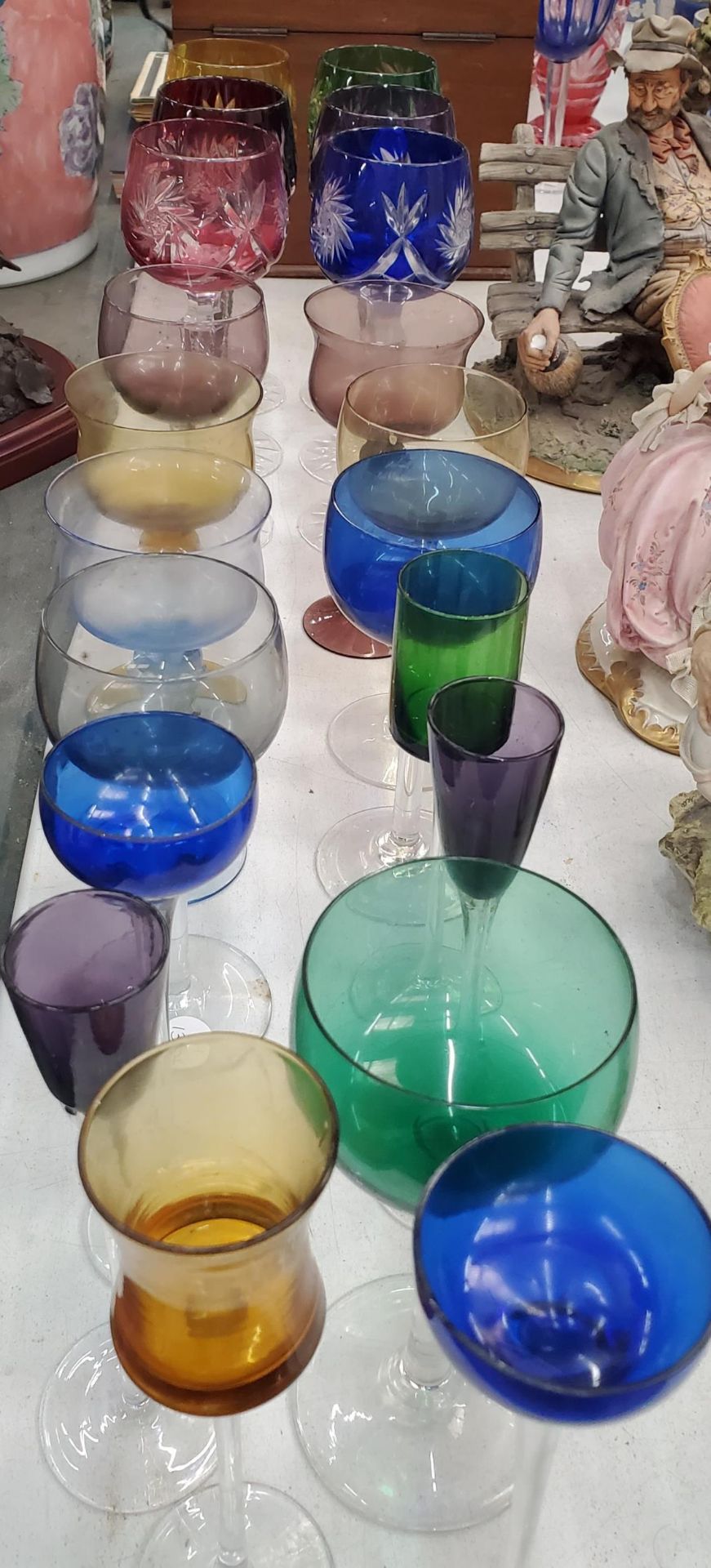 A QUANTITY OF COLOURED GLASSWARE TO INCLUDE CUT CRYSTAL