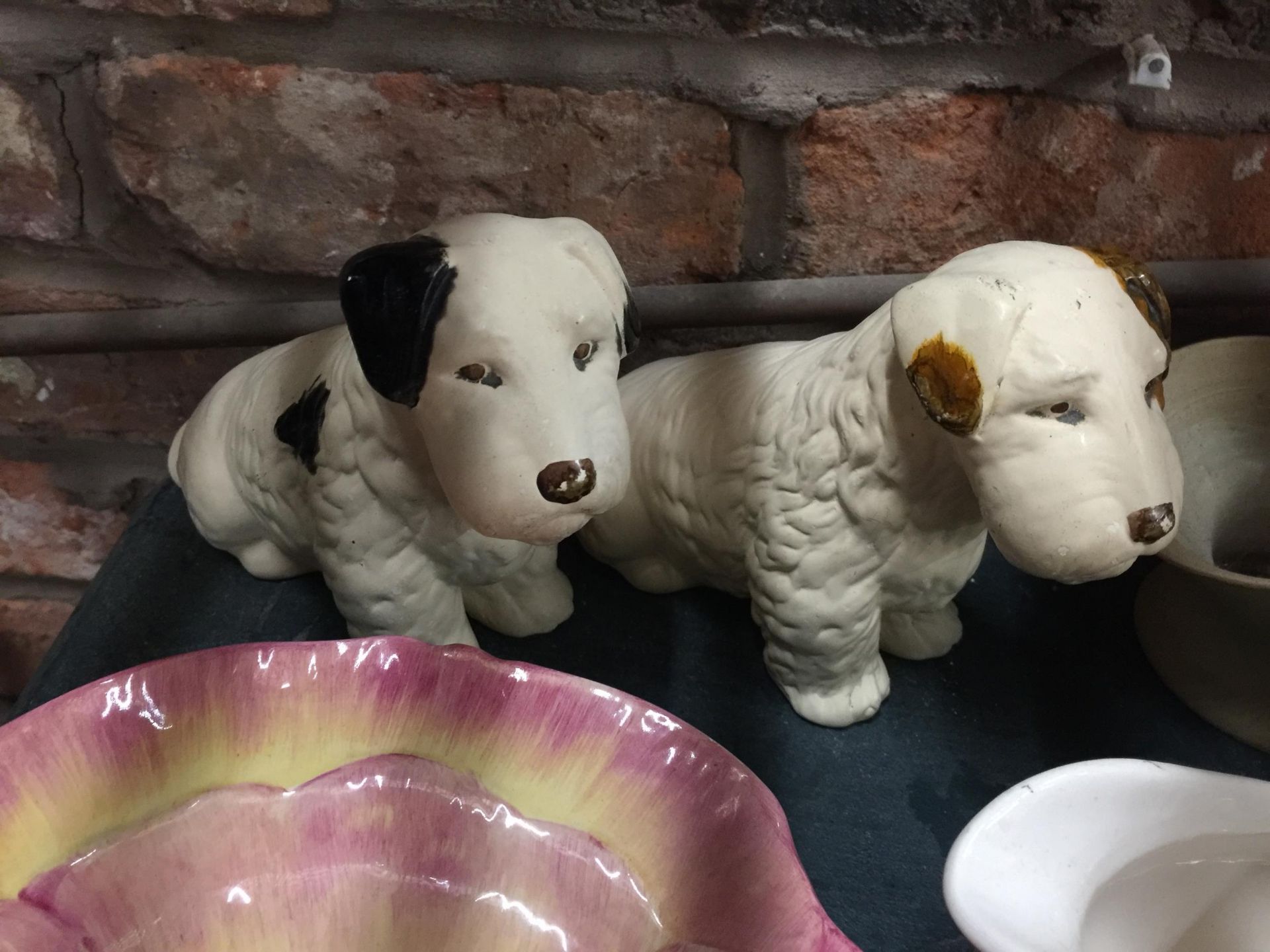 A MIXED GROUP OF CERAMICS - DOG FIGURES, ROYAL VENTON WARE CAKE STAND, COTTAGE WARE POT ETC - Image 6 of 8