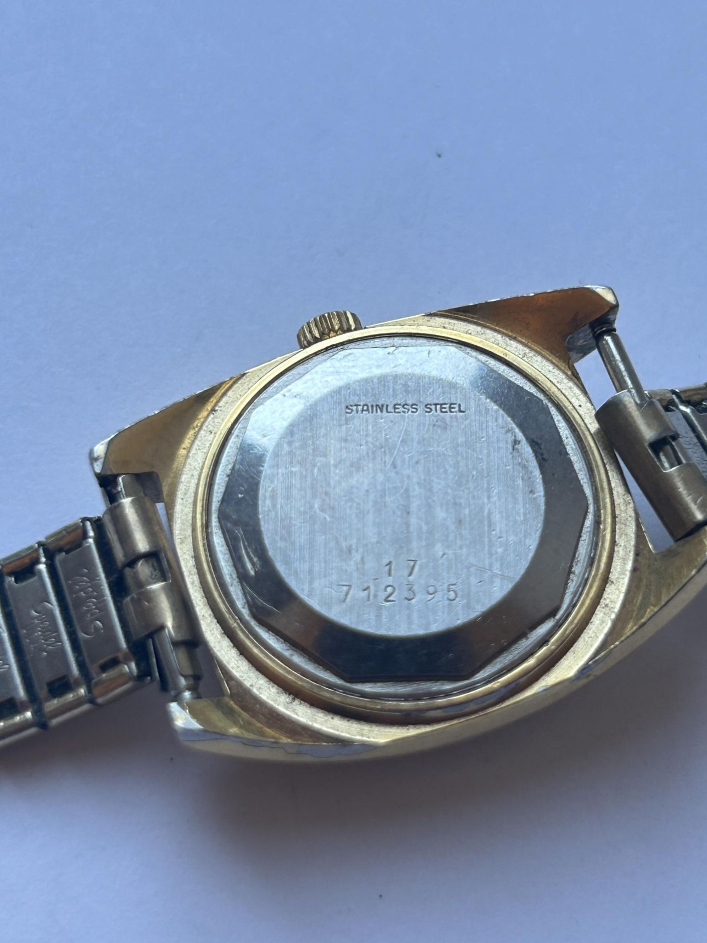 A LONGINES LADIES GOLD PLATED AUTOMATIC WRIST WATCH WITH DATE APERTURE, CASE WIDTH 25MM, STRAP A/ - Bild 5 aus 5