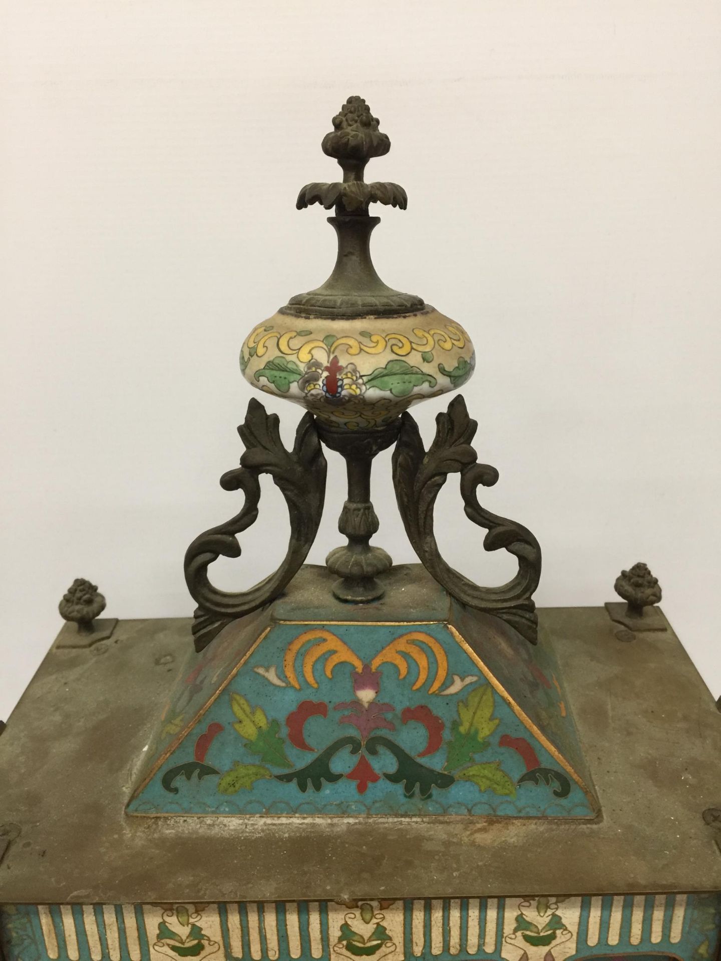 AN ART NOUVEAU CLOISONNE AND BRASS CHIMING MANTLE CLOCK WITH RAM HEAD SIDE DESIGN - Image 3 of 8