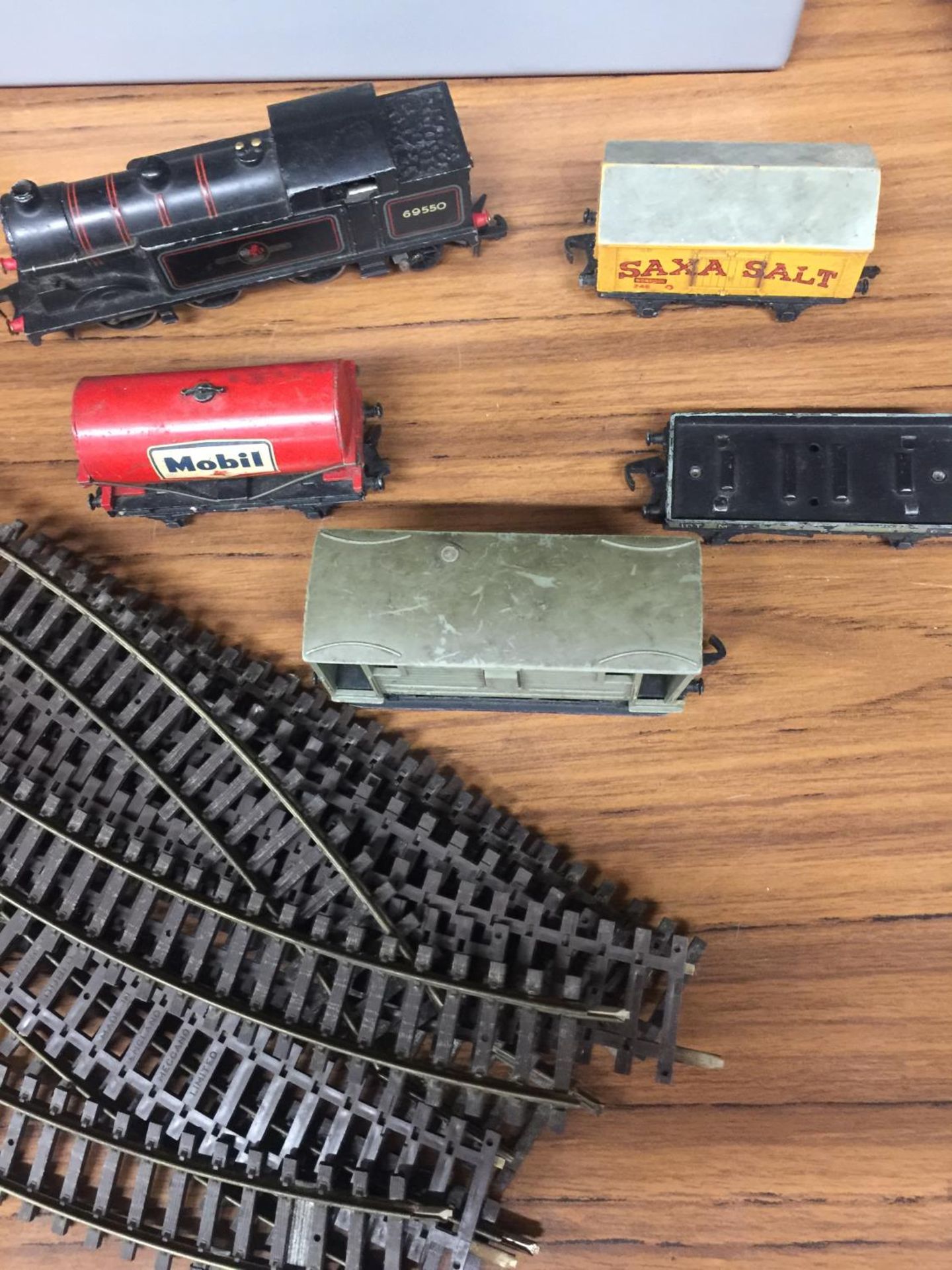 A COLLECTION OF RAILWAY ITEMS TO INCLUDE A STEAM TRAIN, HORNBY TANKERS, RAIL, ETC - Image 2 of 2