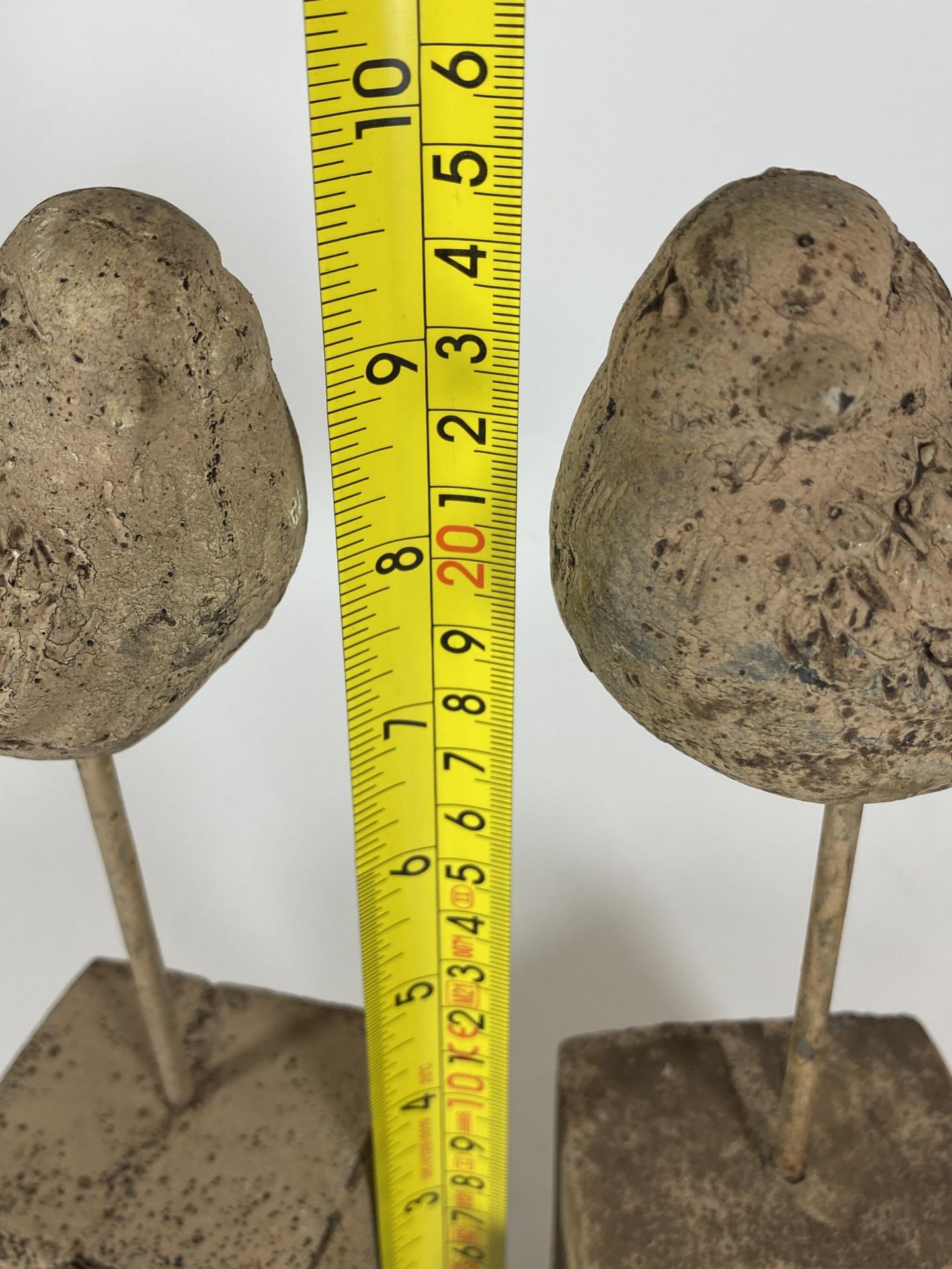 A PAIR OF DECORATIVE STONEWARE BIRD FIGURES ON PLINTHS, HEIGHT 25CM - Image 4 of 4