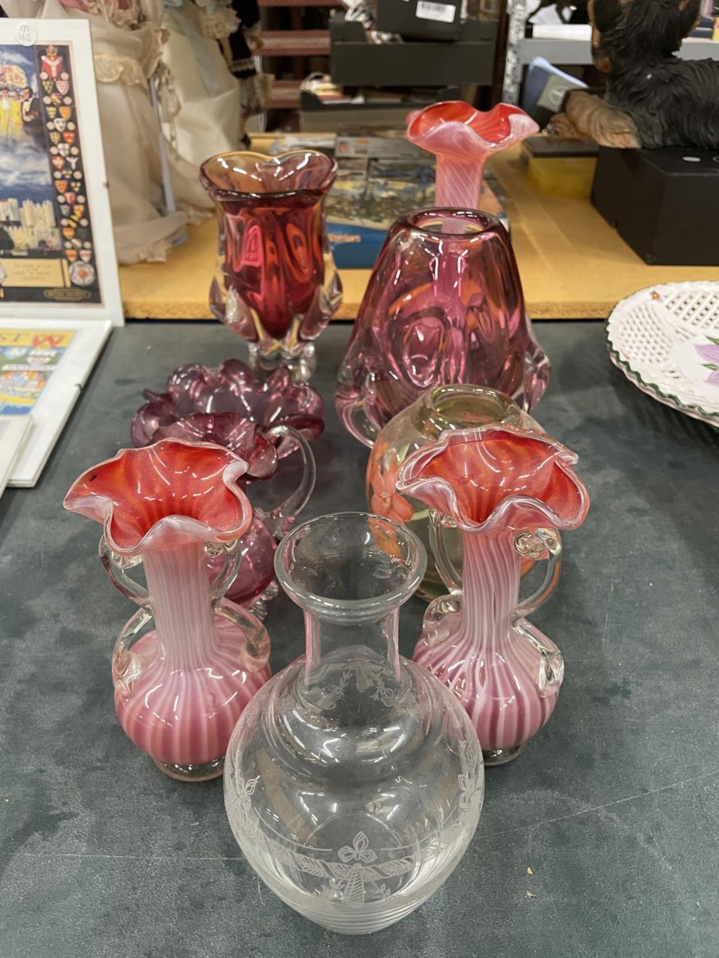 A QUANTITY OF COLOURED GLASSWARE TO INCLUDE VASES, A BOWL AND A JUG - 9 PIECES IN TOTAL