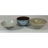 A GROUP OF THREE CHINESE BOWLS TO INCLUDE FLORAL EXAMPLE, LARGEST DIAMETER 12CM