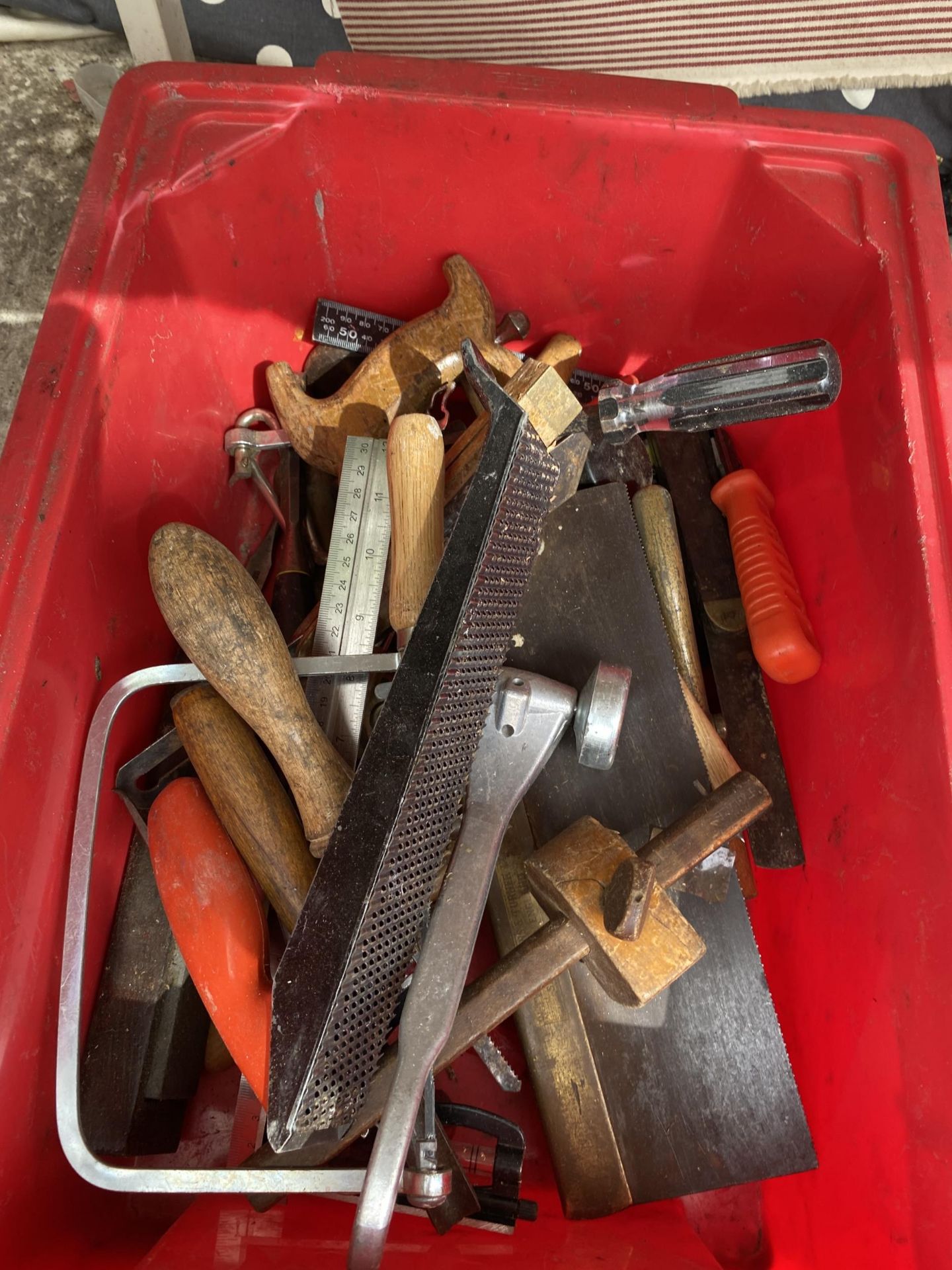 A BOX OF ASSORTED VINTAGE TOOLS ETC - Bild 2 aus 2