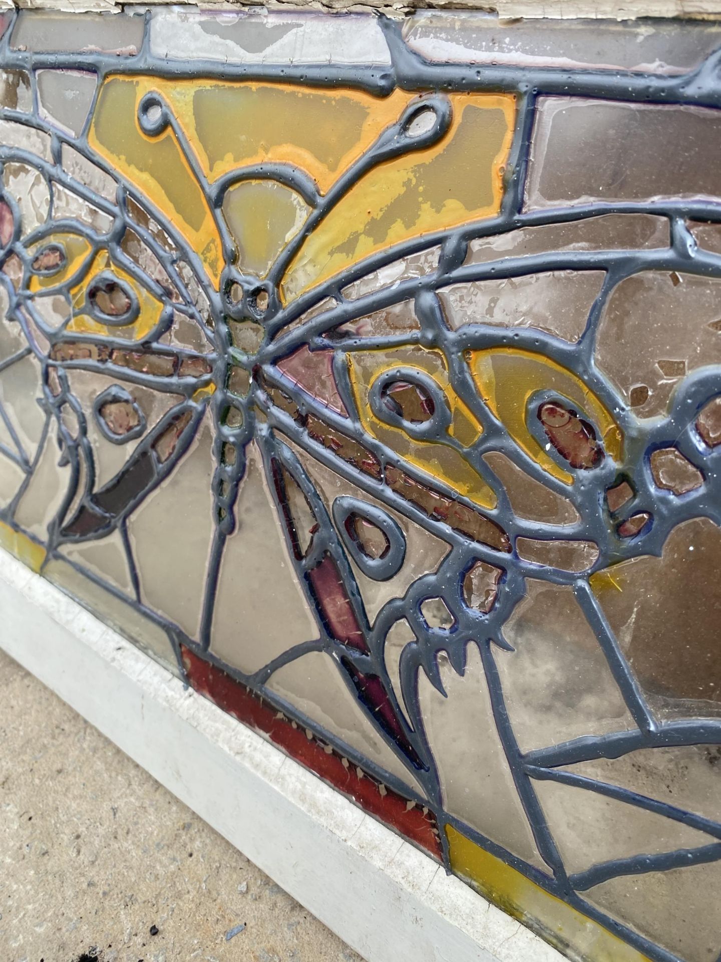 A VINTAGE LEADED GLASS PANEL WITH BUTTERFLY DESIGN - Image 4 of 4