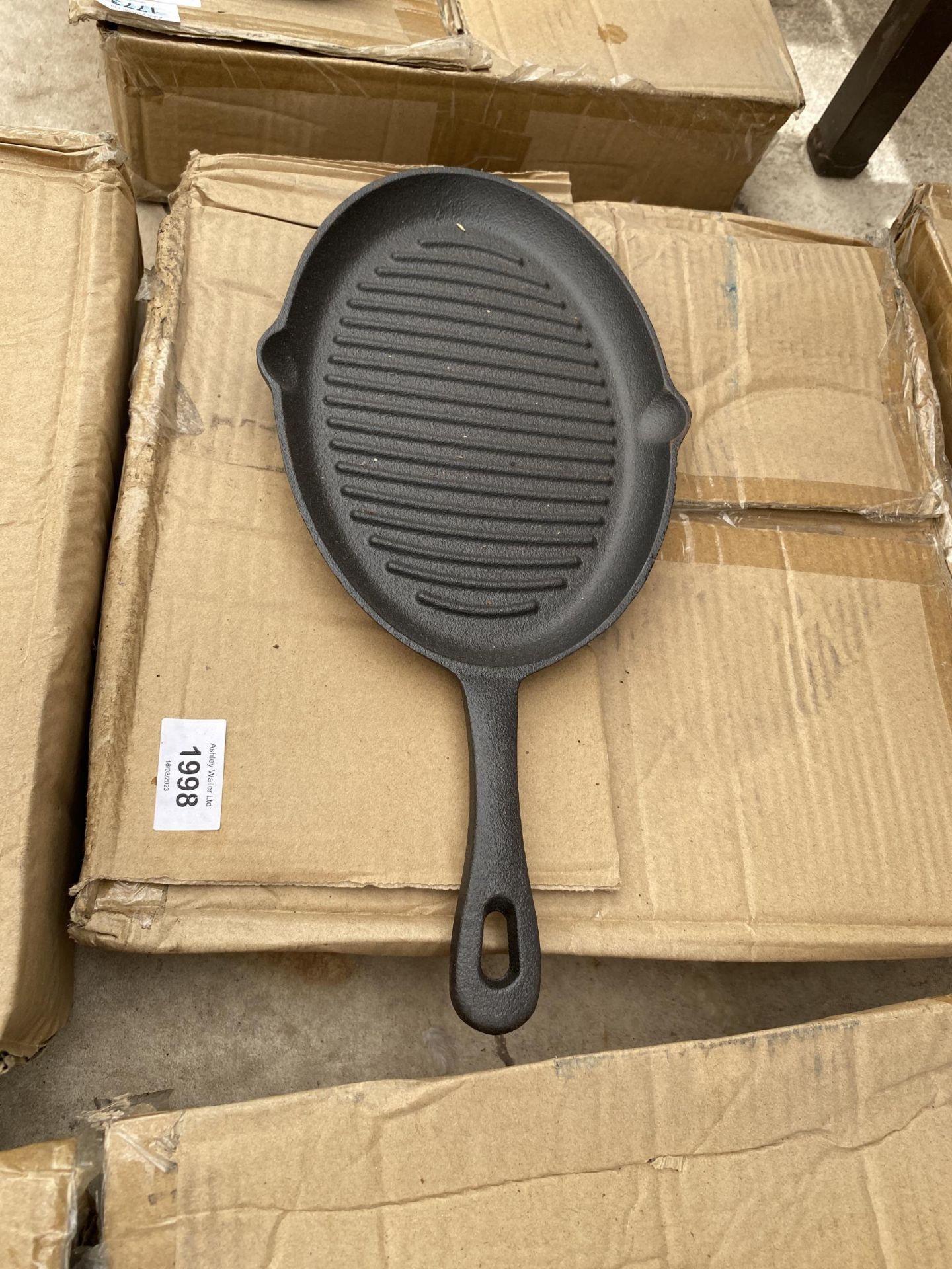 APPROXIMATELY 10 CAST IRON SKILLET PANS