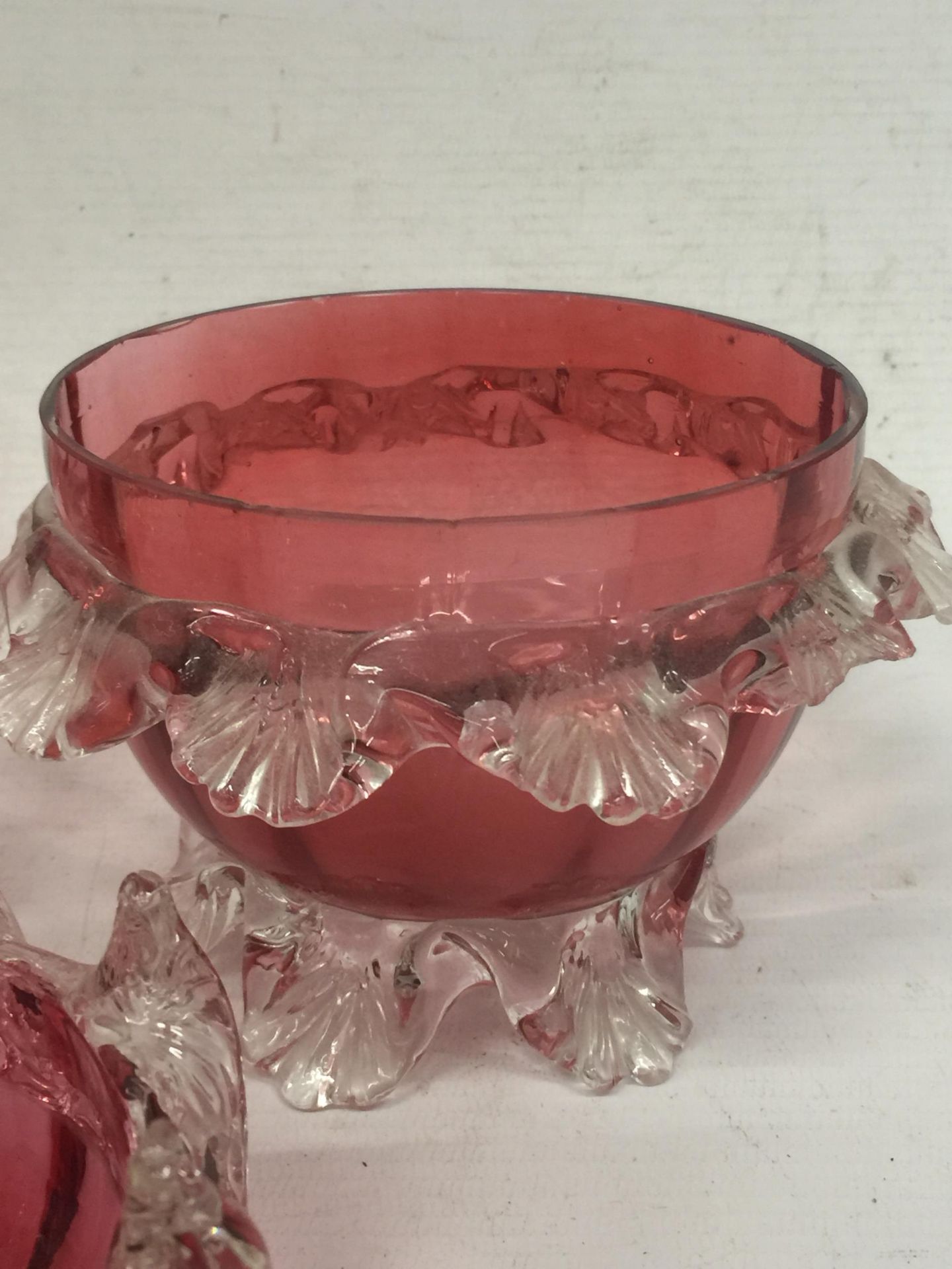 A GROUP OF FIVE VINTAGE CRANBERRY GLASS BOWLS - Image 5 of 6