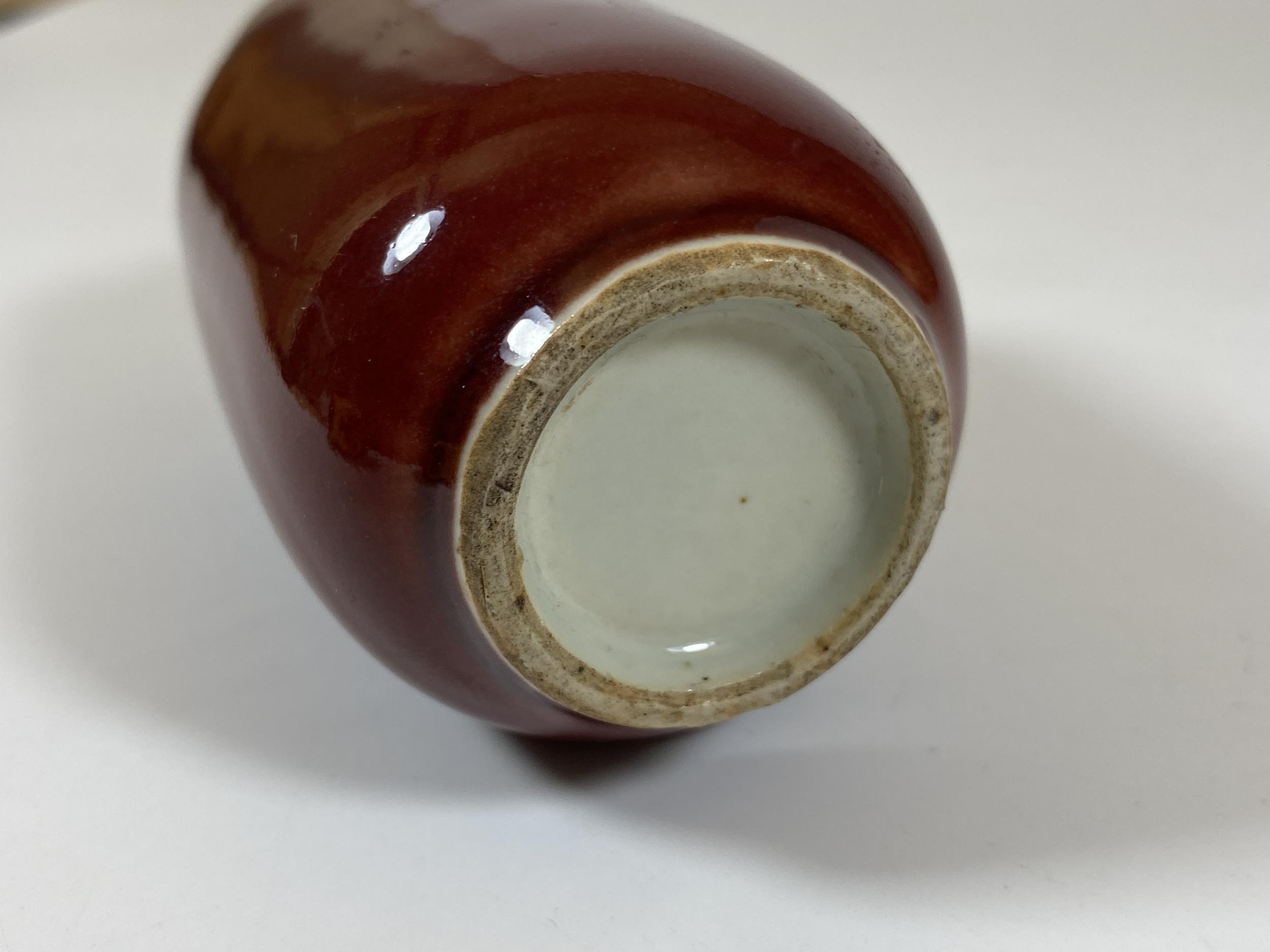 A CHINESE SANG DE BOEUF BOTTLE VASE, HEIGHT 12CM - Image 4 of 5