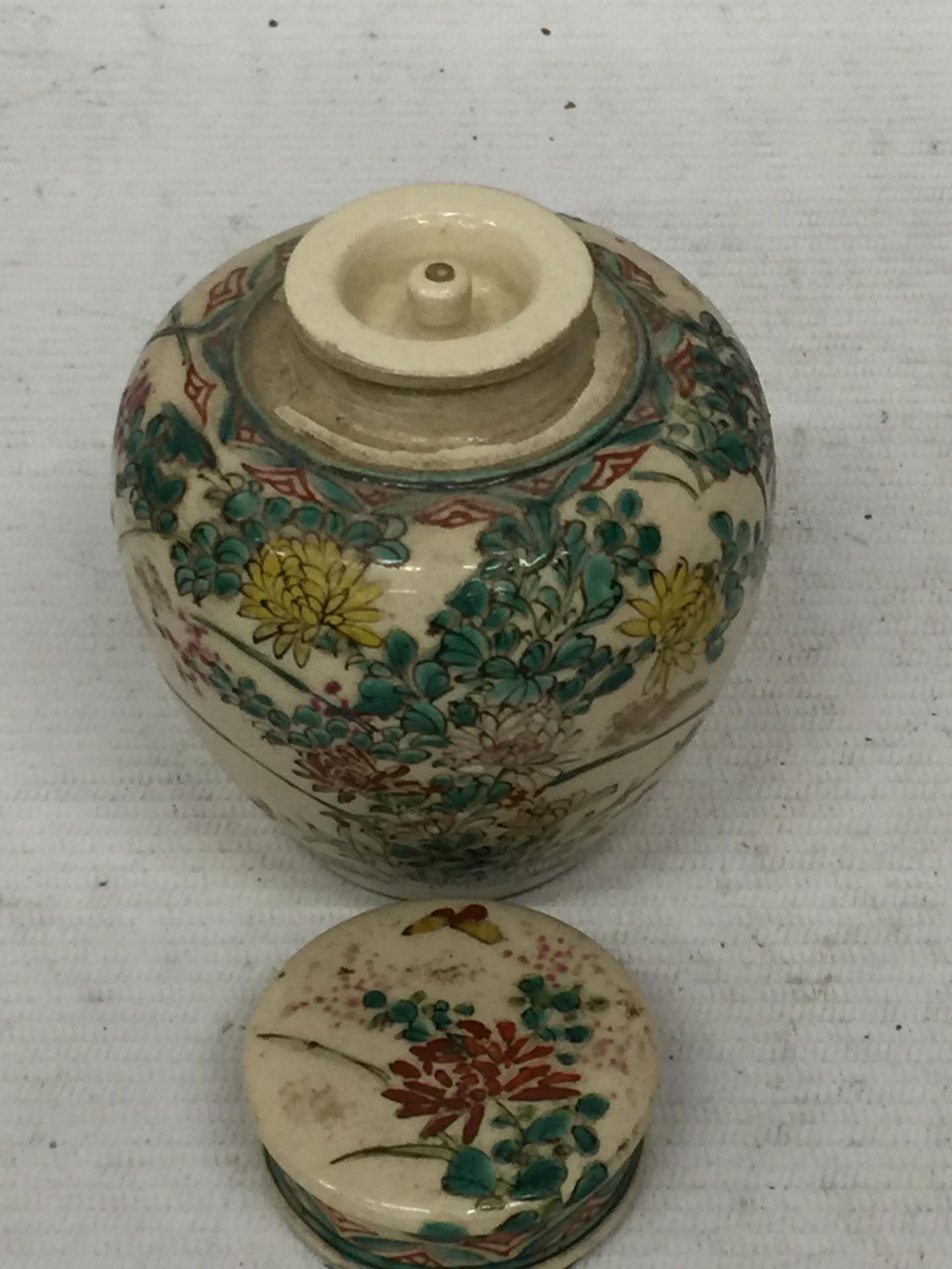 A JAPANESE STONEWARE LIDDED SMALL POT POURRI / GINGER JAR WITH BIRD AND FLORAL DESIGN AND INNDER LID - Image 5 of 7