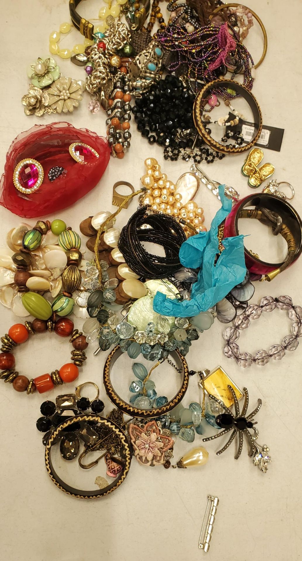 A QUANTITY OF COSTUME JEWELLERY TO INCLUDE BROOCHES, BANGLES, RINGS, ETC - Image 2 of 3