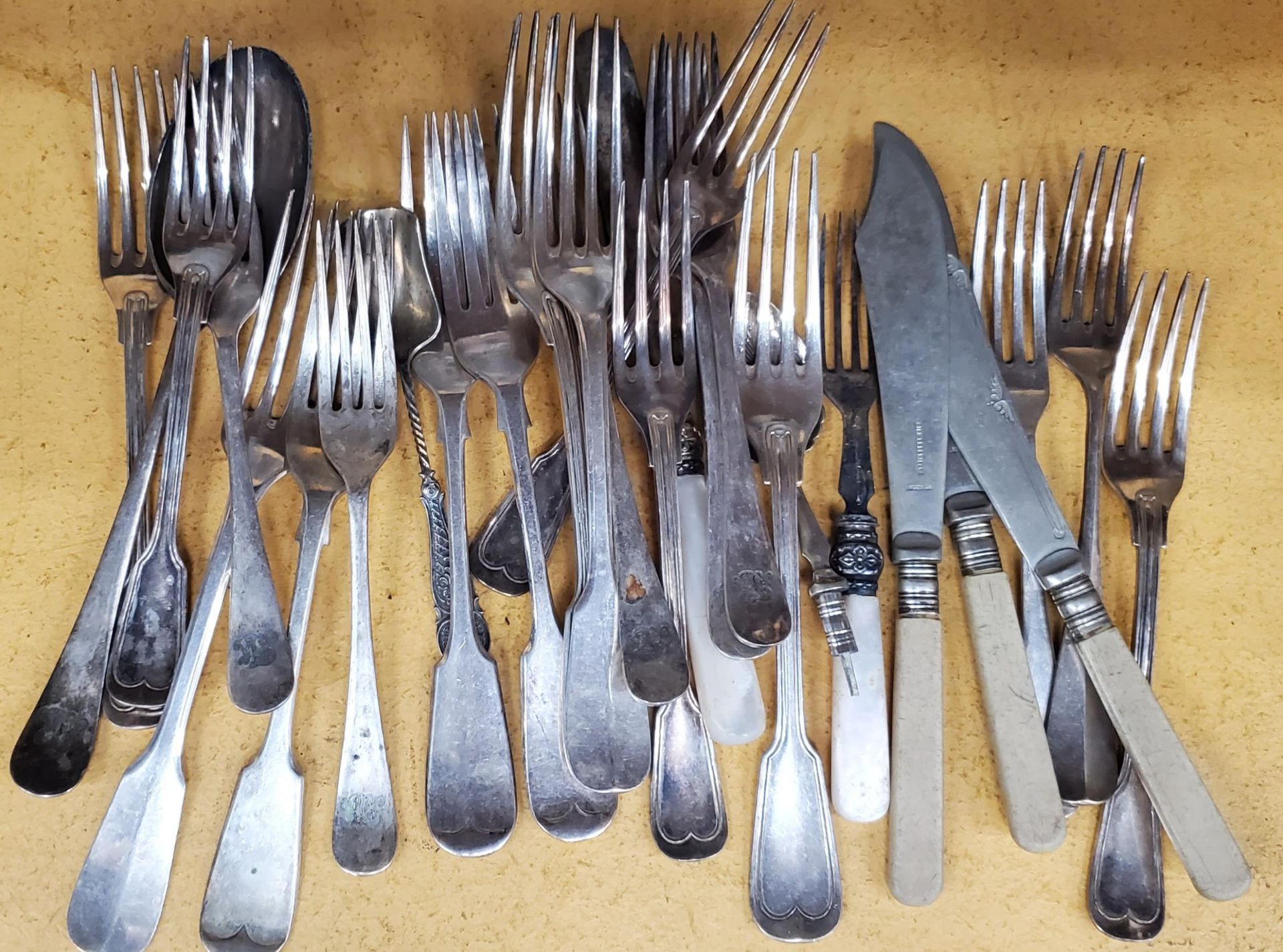 A QUANTITY OF VINTAGE FLATWARE