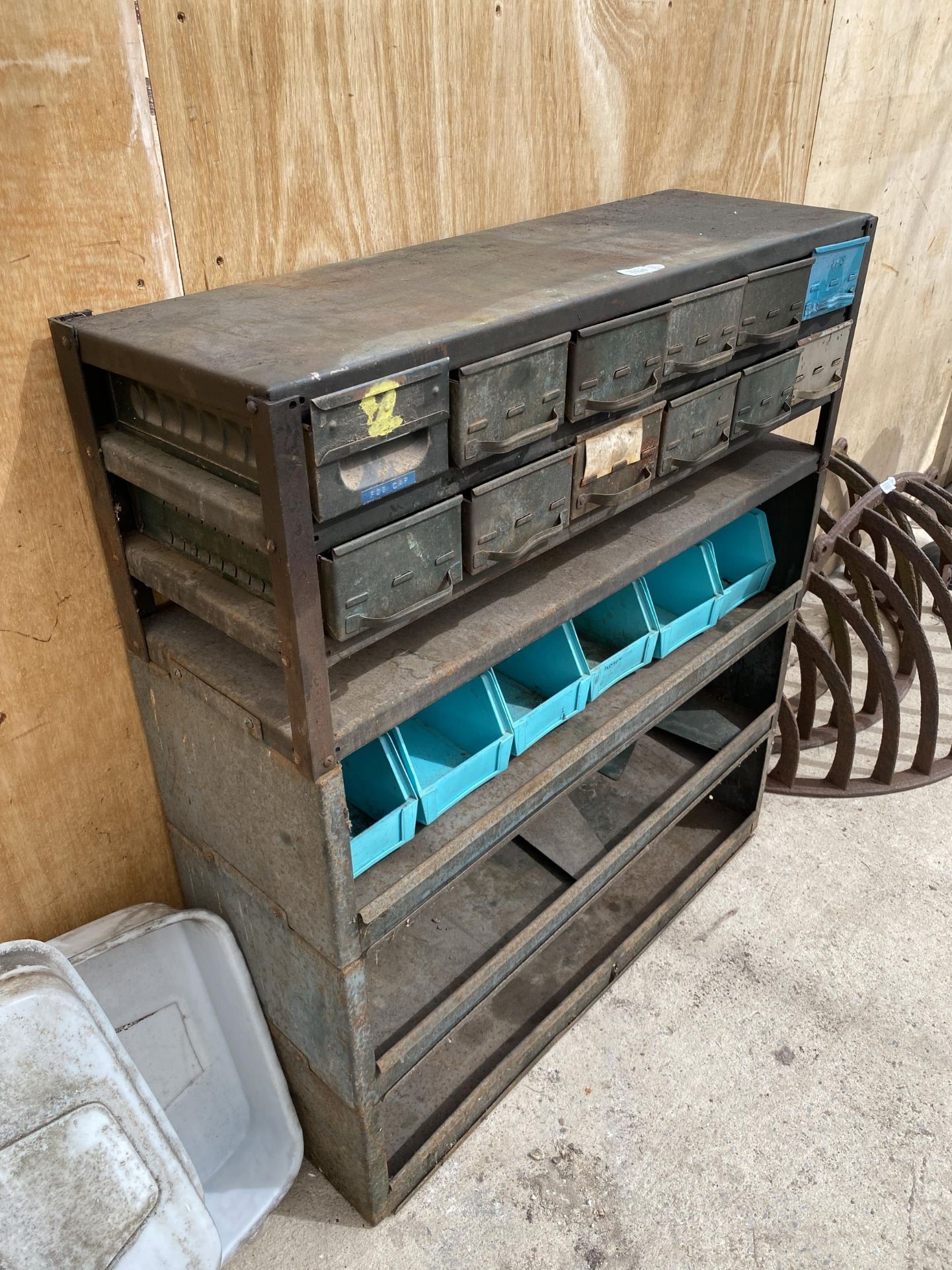 A VINTAGE TOOL STORAGE UNIT WITH UPPER INDIVIDUAL TRAY DRAWERS AND LOWER SHELVES - Bild 2 aus 6