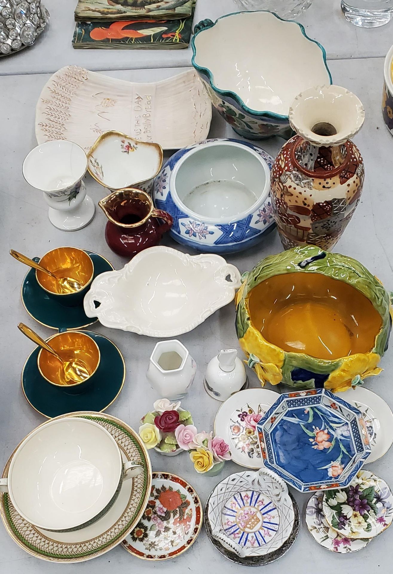 A LARGE QUANTITY OF CERAMICS TO INCLUDE COPENHAGEN, DENMARK GREEN AND GILT CUPS, SAUCERS AND SPOONS,