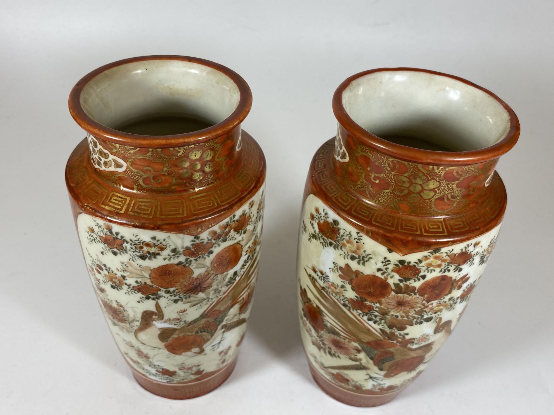 A PAIR OF JAPANESE MEIJI PERIOD (1868-1912) KUTANI CRANE VASES WITH MOTHER AND CHILDREN DESIGN, - Image 3 of 5