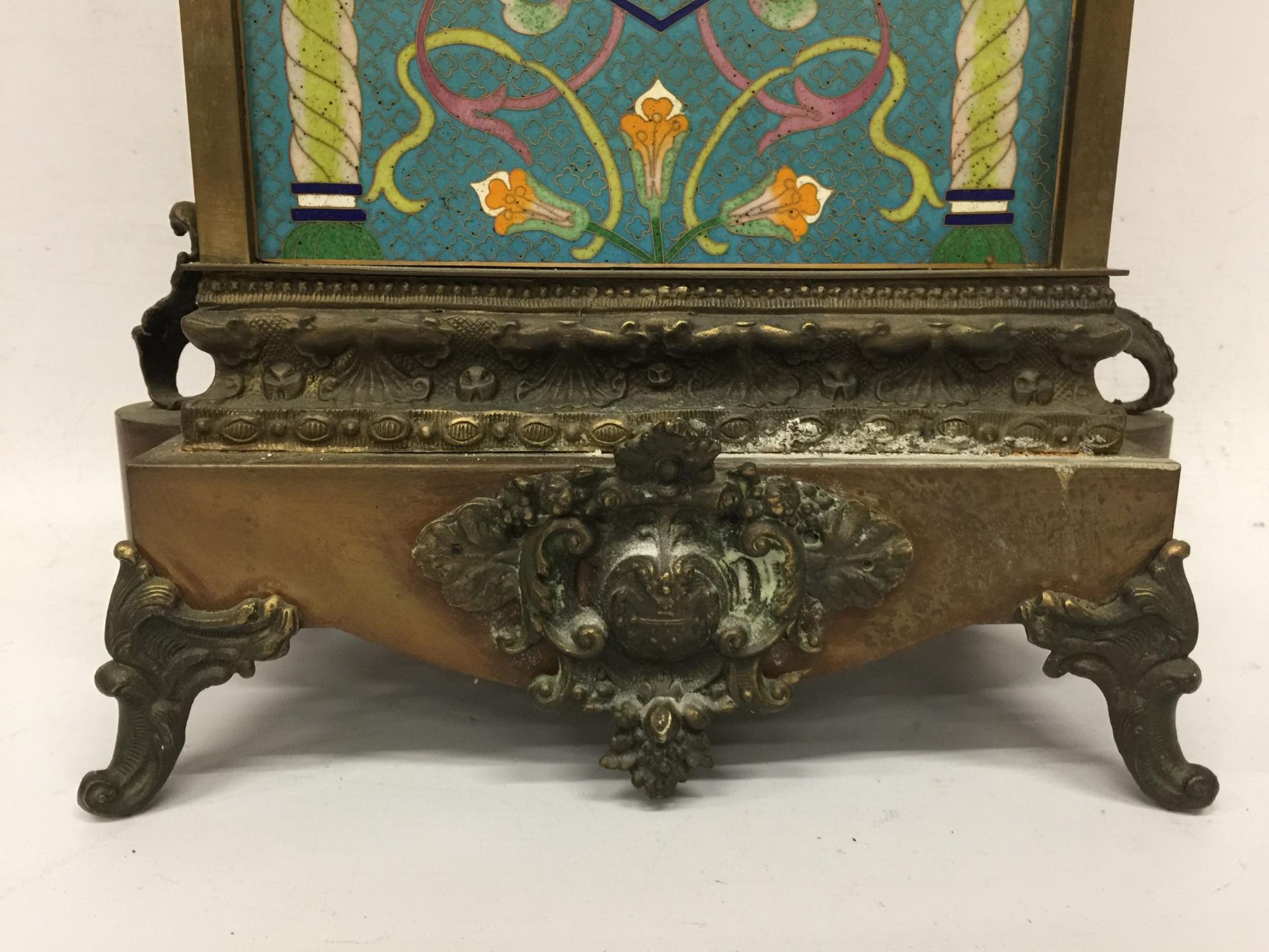 AN ART NOUVEAU CLOISONNE AND BRASS CHIMING MANTLE CLOCK WITH RAM HEAD SIDE DESIGN - Image 2 of 8