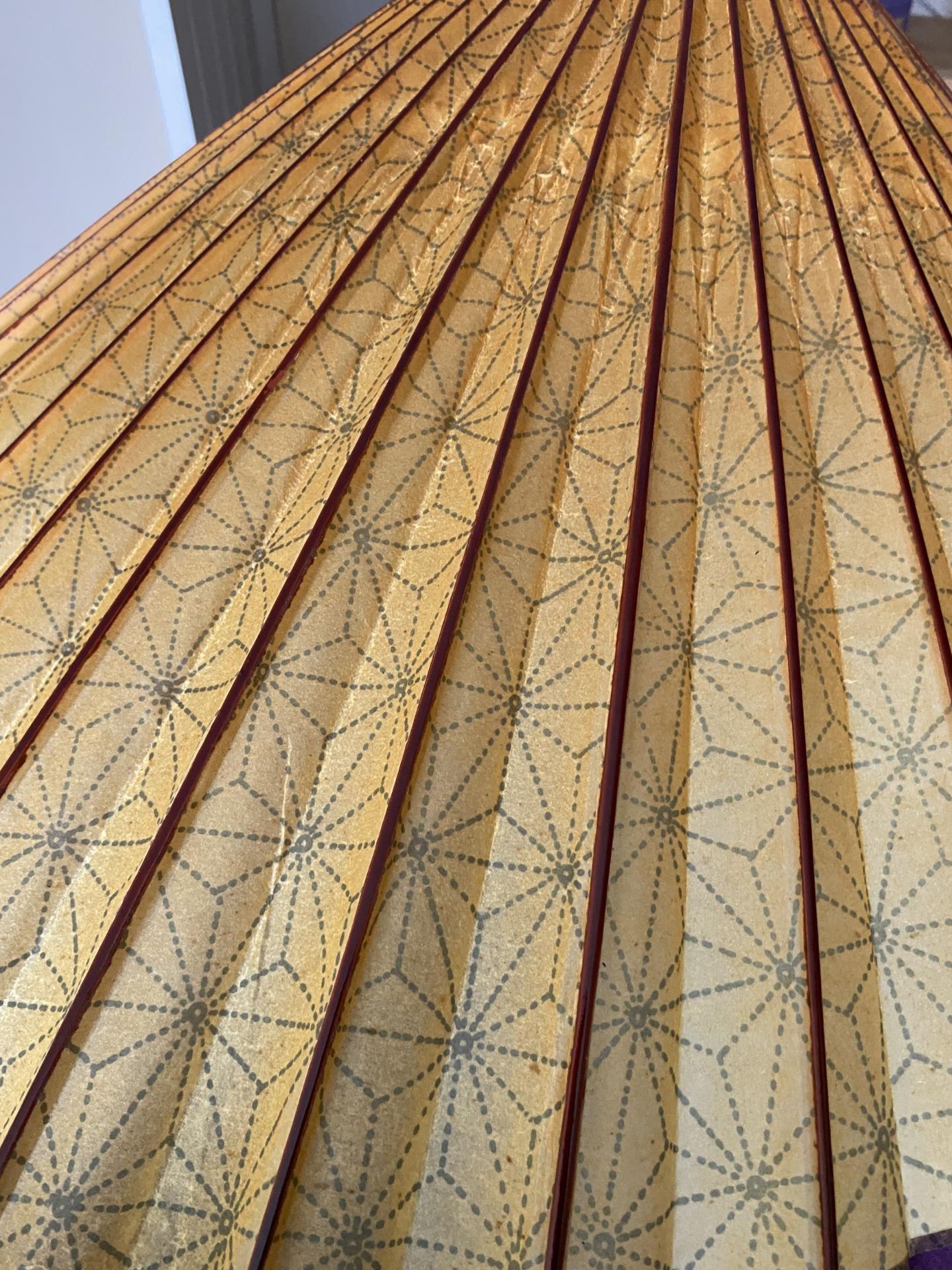 A VINTAGE JAPANESE PARASOL UMBRELLA WITH GEOMETRIC INTERIOR DESIGN, LENGTH 73CM - Image 4 of 5