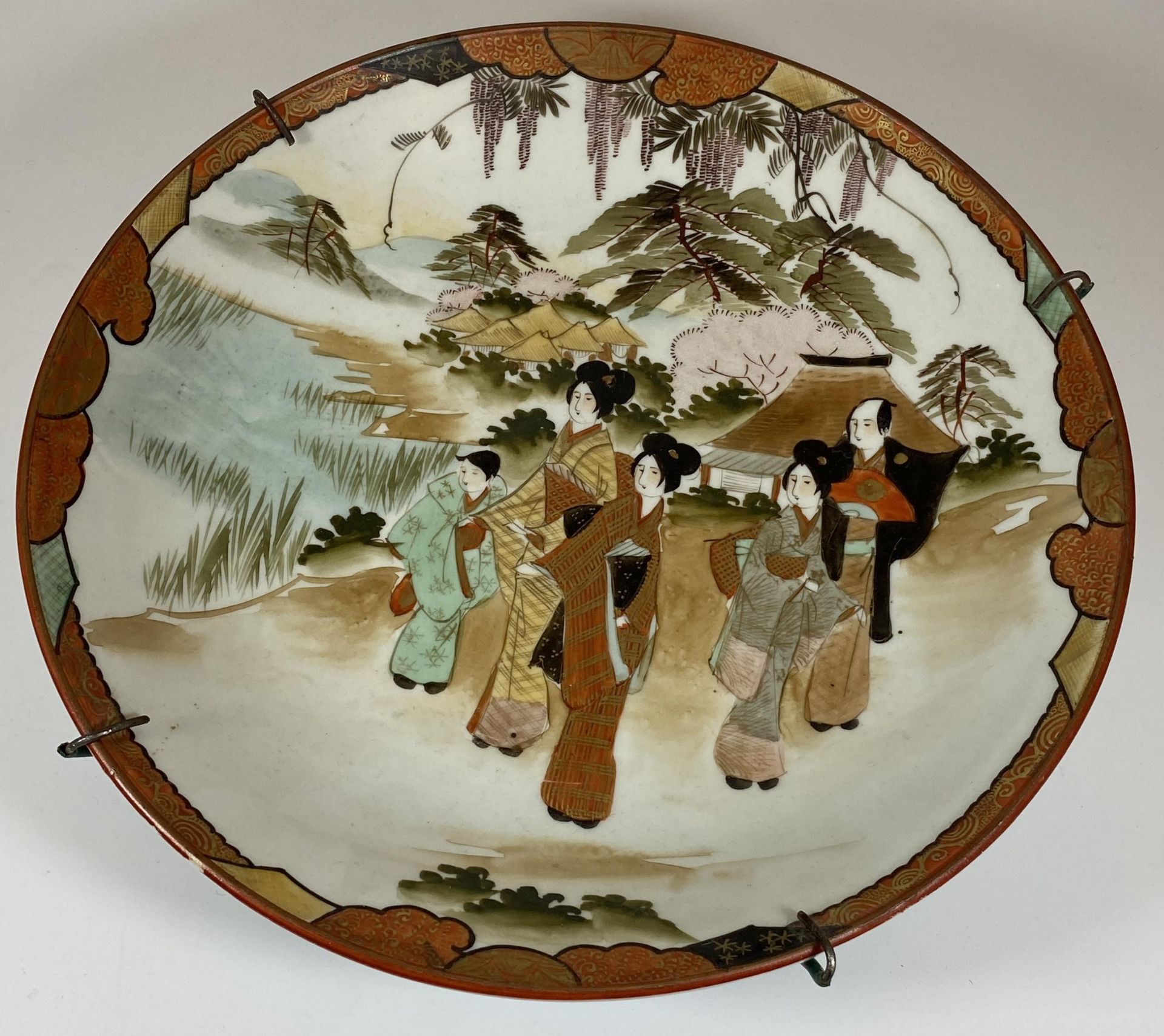 A JAPANESE MEIJI PERIOD (1868-1912) KUTANI CHARGER WITH FIGURAL DESIGN, DIAMETER 30CM