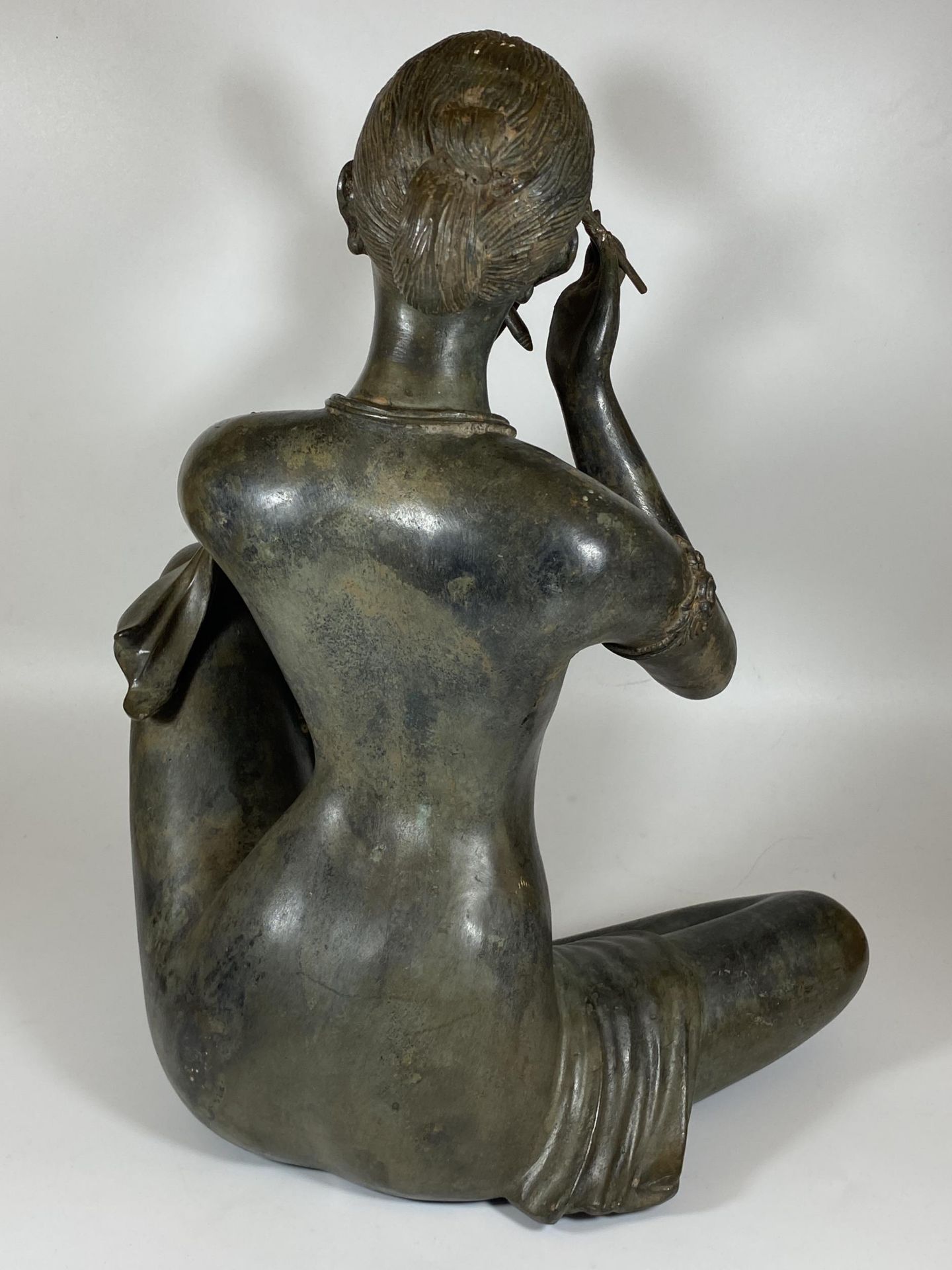 A LARGE HEAVY BRONZE MODEL OF A LADY HOLDING A MIRROR, HEIGHT 41CM - Image 6 of 9