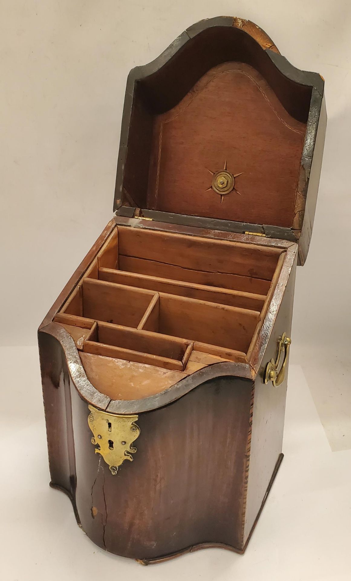 A GEORGIAN MAHOGANY KNIFE BOX WITH BRASS FITTINGS - Image 2 of 2