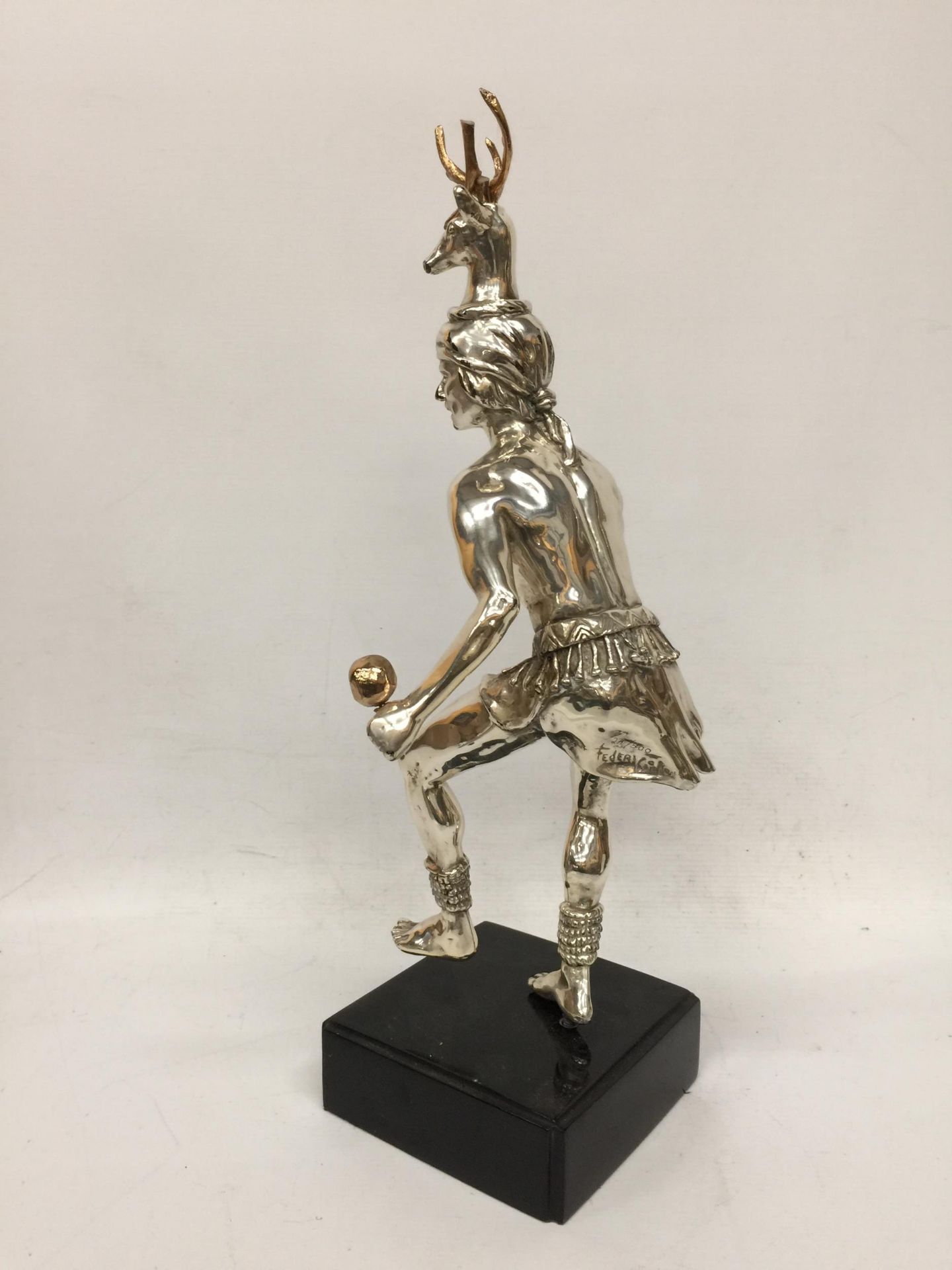 AN UNUSUAL WHITE METAL FIGURE ON BASE, SIGNED FEDERI CARLON?, NUMBERED 271/500 - Image 3 of 5