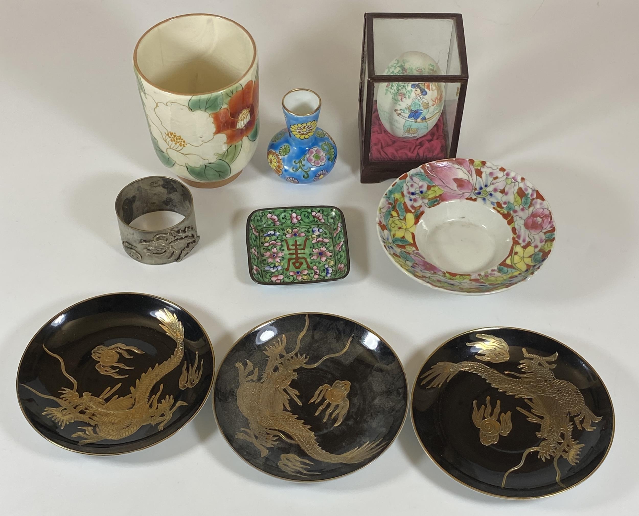 A MIXED LOT OF CHINESE AND ORIENTAL ITEMS TO INCLUDE ENAMEL DISH, WHITE METAL DRAGON NAPKIN, CASED