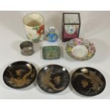 A MIXED LOT OF CHINESE AND ORIENTAL ITEMS TO INCLUDE ENAMEL DISH, WHITE METAL DRAGON NAPKIN, CASED