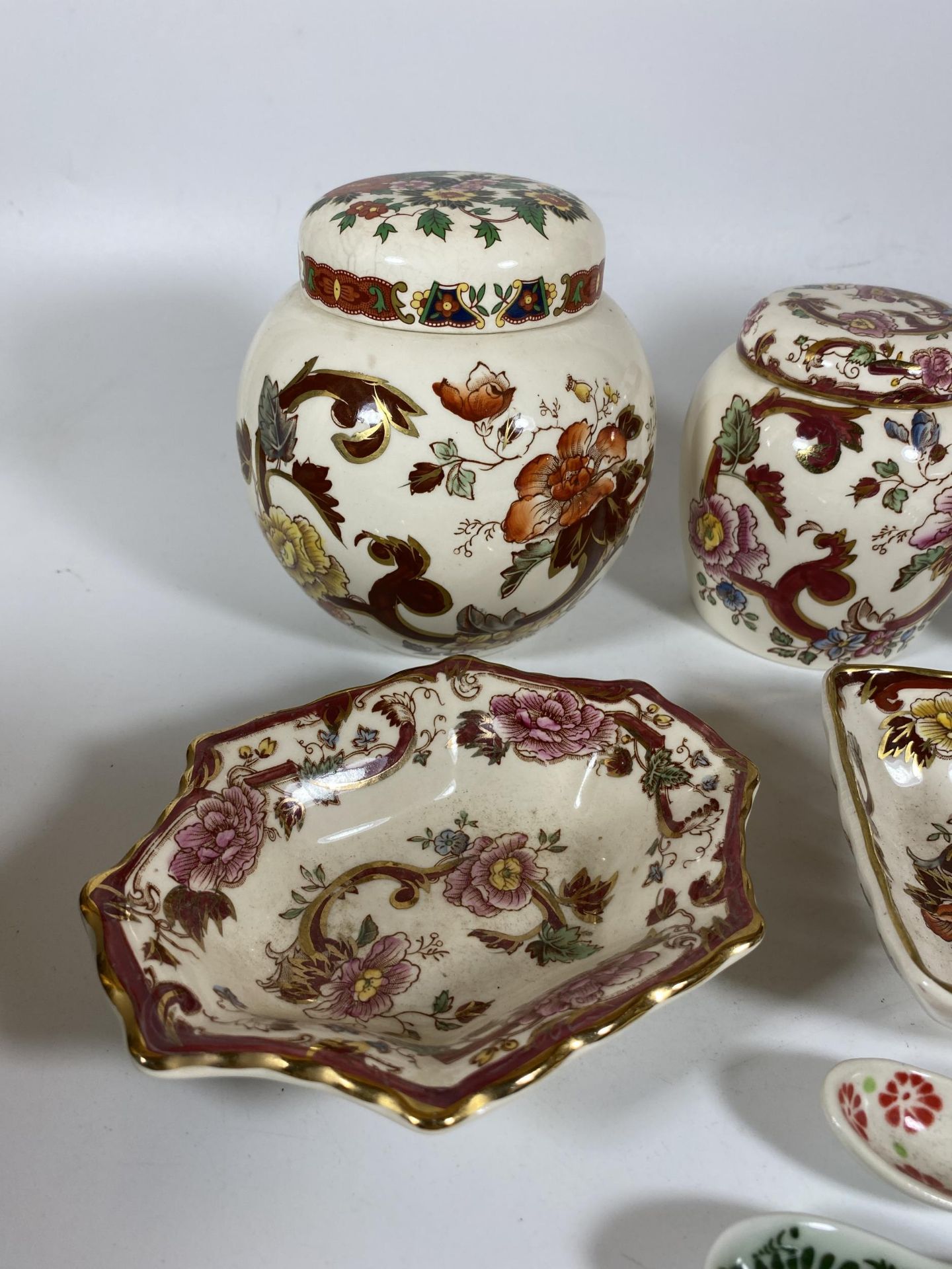 A GROUP OF CERAMICS TO INCLUDE MASONS RED MANDALAY, COALPORT STRAWBERRY GINGER JAR ETC - Image 2 of 5