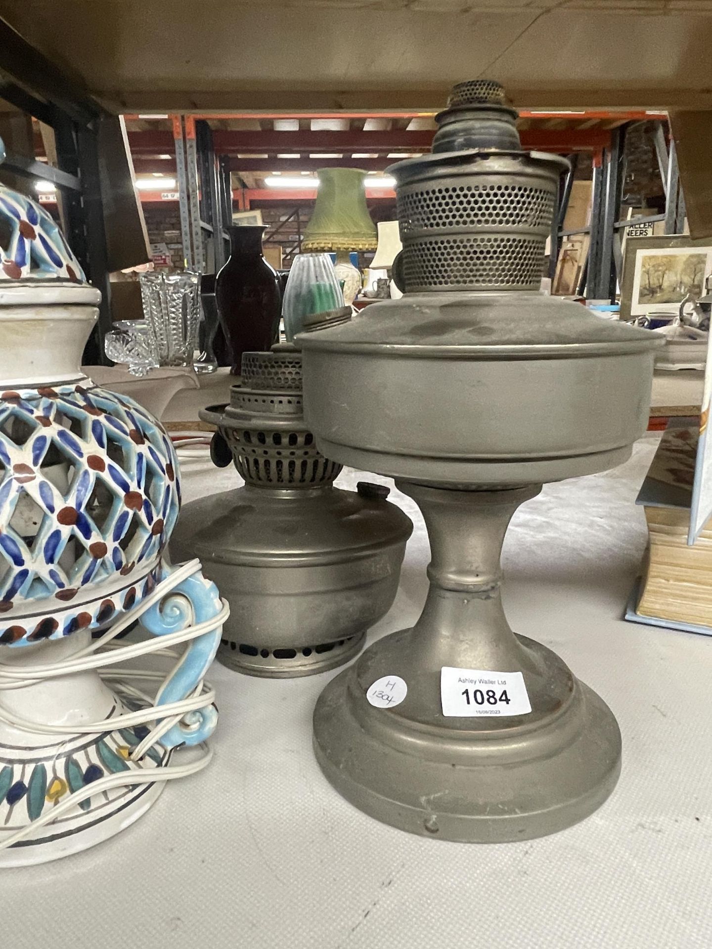 A MIXED LOT TO INCLUDE PEWTER STYLE METAL OIL LAMPS, FURTHER LAMP ETC - Image 3 of 3