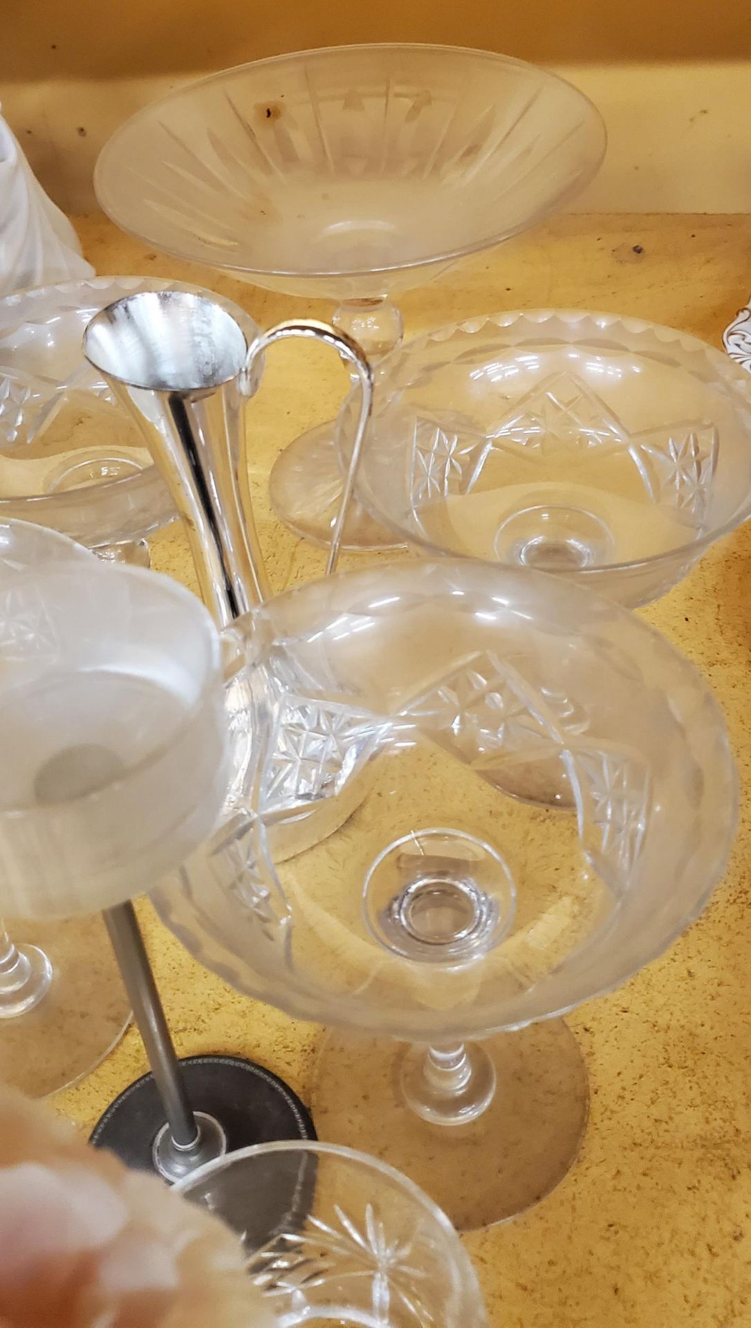 A QUANTITY OF GLASSWARE TO INCLUDE DESSERT DISHES, A FOOTED BOWL, VASE WITH ORNAMENTAL ROSES, - Bild 2 aus 3