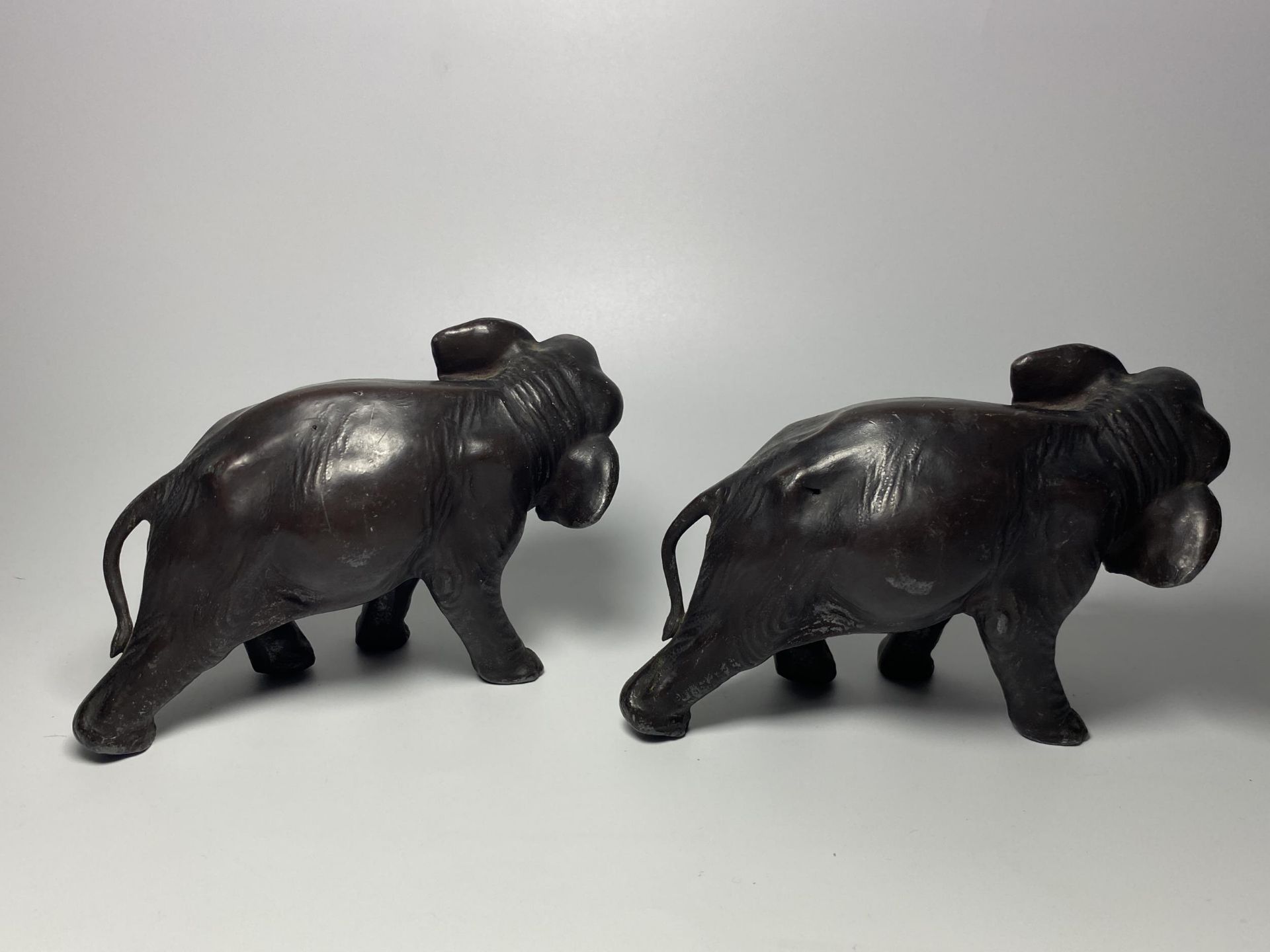 A PAIR OF EARLY 20TH CENTURY JAPANESE METAL MODELS OF ELEPHANTS, 10 X 14CM - Image 4 of 7