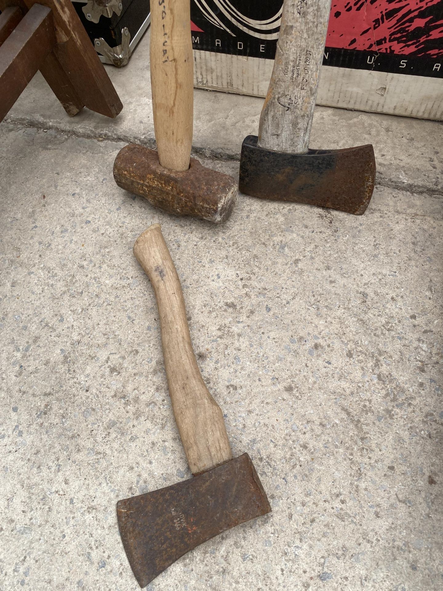 THREE HAND TOOLS TO INCLUDE TWO AXES AND A SLEDGE HAMMER - Bild 2 aus 2