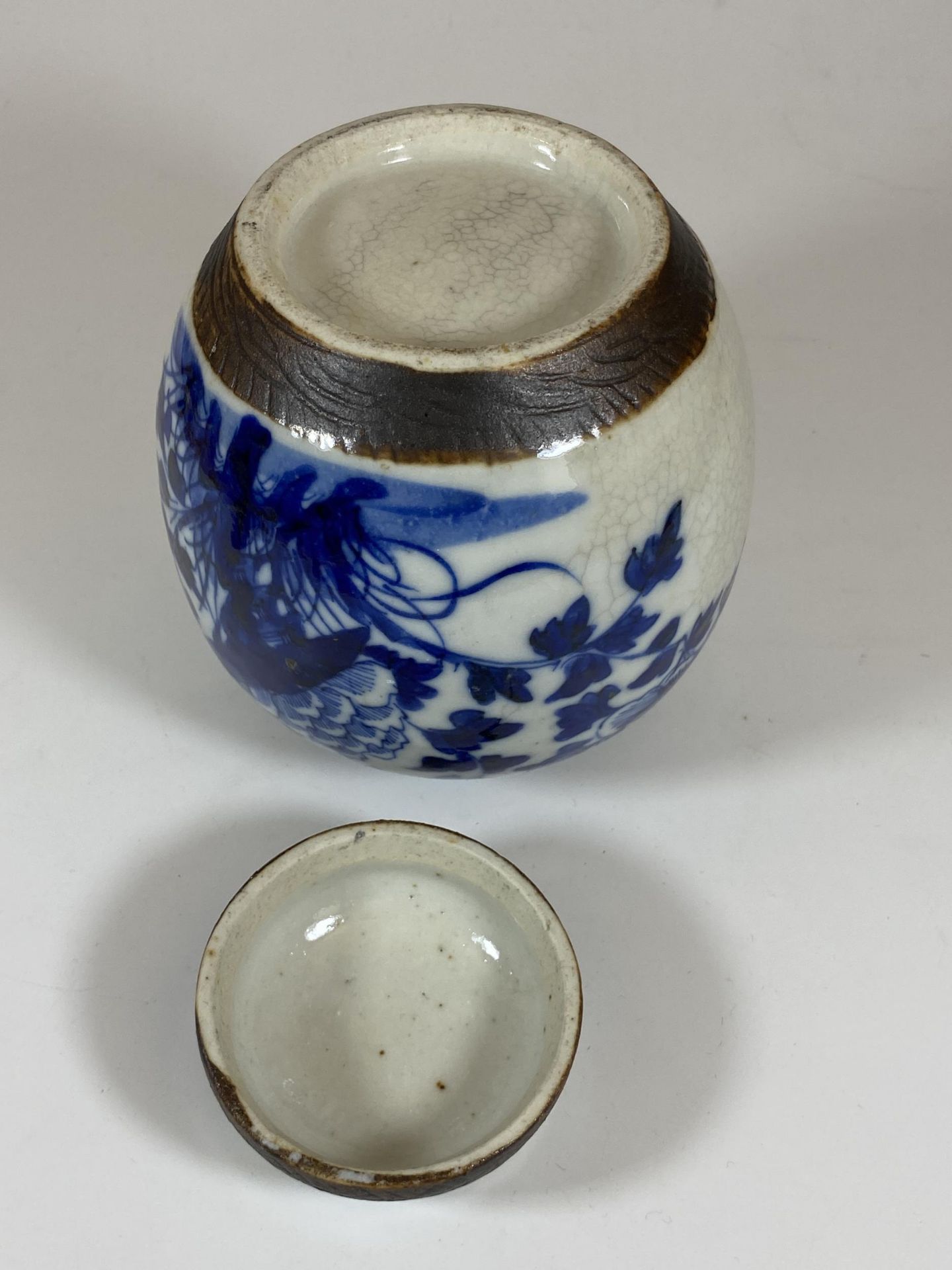 A LATE 19TH / EARLY 20TH CENTURY CHINESE BLUE AND WHITE CRACKLE GLAZE GINGER JAR, HEIGHT 15.5CM - Bild 3 aus 4