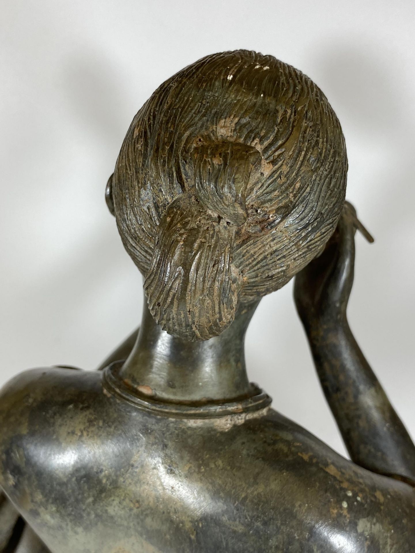 A LARGE HEAVY BRONZE MODEL OF A LADY HOLDING A MIRROR, HEIGHT 41CM - Image 7 of 9